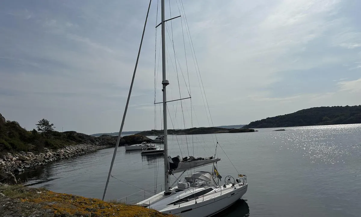 Kärrsön: {"base": "en", "no": "Sv\u00e6rt godt beskyttet bukt fra \u00f8stlige vinder. Bratte klipper gj\u00f8r det litt vanskelig \u00e5 komme n\u00e6r land, men p\u00e5 nordsiden av bukten er det mulig.", "se": "Mycket v\u00e4l skyddad vik fr\u00e5n \u00f6stliga vindar. Branta klippor g\u00f6r det lite sv\u00e5rt att komma n\u00e4ra land, men p\u00e5 norra sidan av viken \u00e4r det m\u00f6jligt.", "en": "Very well protected bay from easterly winds. Steep cliffs makes it a bit difficult to come close to land but on the north side of the bay it is possible.", "da": "Meget godt beskyttet bugt mod \u00f8stlige vinde. Stejle klipper g\u00f8r det lidt sv\u00e6rt at komme t\u00e6t p\u00e5 land, men p\u00e5 den nordlige side af bugten er det muligt."}