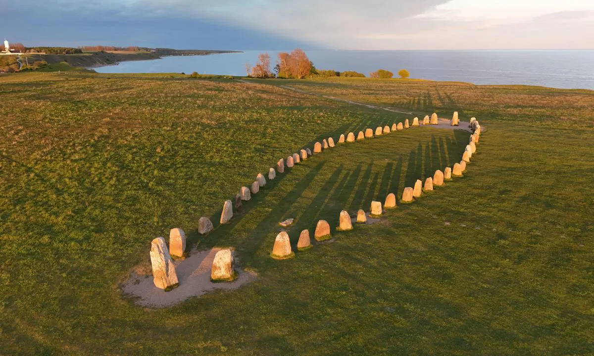 Kåseberga Hamn: {"base": "nl", "no": "p\u00e5 klippen over havnen", "se": "p\u00e5 klippan ovanf\u00f6r hamnen", "en": "on the cliff above the harbour", "da": "p\u00e5 klippen over havnen", "fr": "sur la falaise au-dessus du port", "de": "auf der Klippe \u00fcber dem Hafen", "es": "en el acantilado sobre el puerto", "it": "sulla scogliera sopra il porto", "pt": "no penhasco acima do porto", "nl": "op de klif boven de haven", "pl": "na klifie nad portem", "uk": "\u043d\u0430 \u0441\u043a\u0435\u043b\u0456 \u043d\u0430\u0434 \u0433\u0430\u0432\u0430\u043d\u043d\u044e", "ro": "pe st\u00e2nca deasupra portului", "tr": "liman\u0131n \u00fcst\u00fcndeki kayal\u0131klarda", "el": "\u03c3\u03c4\u03b7\u03bd \u03c0\u03bb\u03b1\u03b3\u03b9\u03ac \u03c0\u03ac\u03bd\u03c9 \u03b1\u03c0\u03cc \u03c4\u03bf \u03bb\u03b9\u03bc\u03ac\u03bd\u03b9", "cs": "na \u00fatesu nad p\u0159\u00edstavem", "hu": "a szikla felett a kik\u00f6t\u0151", "fi": "kallion p\u00e4\u00e4ll\u00e4 sataman yl\u00e4puolella", "bg": "\u043d\u0430 \u0441\u043a\u0430\u043b\u0430\u0442\u0430 \u043d\u0430\u0434 \u043f\u0440\u0438\u0441\u0442\u0430\u043d\u0438\u0449\u0435\u0442\u043e", "sr": "\u043d\u0430 \u043b\u0438\u0442\u0438\u0446\u0438 \u0438\u0437\u043d\u0430\u0434 \u043b\u0443\u043a\u0435", "et": "kalju peal sadama kohal", "lv": "uz klints virs ostas", "lt": "ant uolos vir\u0161 uosto"}