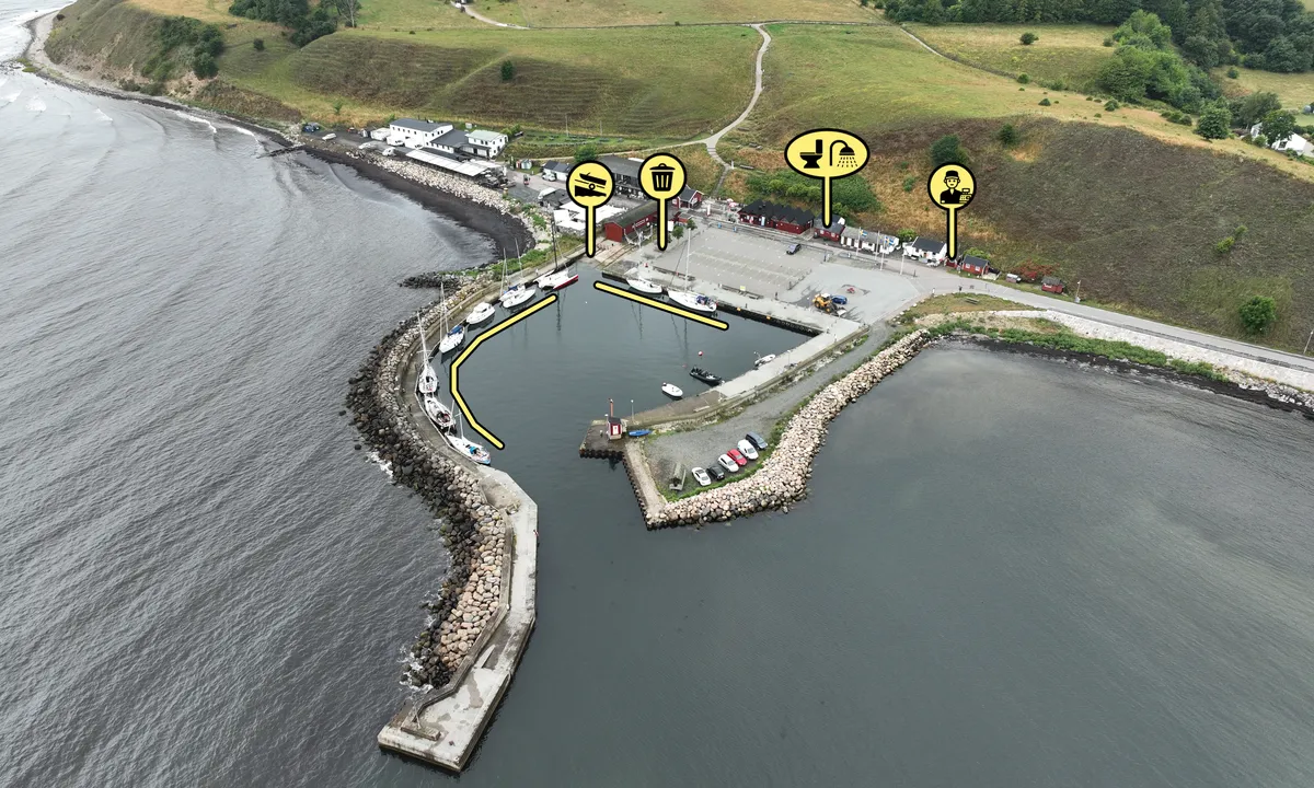 Kåseberga Hamn: {"base": "no", "no": "Innseilingen til K\u00e5seberga", "se": "Inseglingen till K\u00e5seberga", "en": "The entrance to K\u00e5seberga", "da": "Indsejlingen til K\u00e5seberga", "fr": "L'entr\u00e9e maritime vers K\u00e5seberga", "de": "Die Einfahrt nach K\u00e5seberga", "es": "La entrada a K\u00e5seberga", "it": "L'ingresso al porto di K\u00e5seberga", "pt": "A entrada para K\u00e5seberga", "nl": "De ingang van K\u00e5seberga", "pl": "Wp\u0142yni\u0119cie do K\u00e5seberga", "uk": "\u0412\u0445\u0456\u0434 \u0434\u043e \u041a\u0430\u0441\u0435\u0431\u0435\u0440\u0433\u0430", "ro": "Intrarea \u00een portul K\u00e5seberga", "tr": "K\u00e5seberga'ya giri\u015f", "el": "\u0397 \u03b5\u03af\u03c3\u03bf\u03b4\u03bf\u03c2 \u03c3\u03c4\u03bf \u039a\u03ac\u03c3\u03b5\u03bc\u03c0\u03b5\u03c1\u03b3\u03ba\u03b1", "cs": "P\u0159\u00edstavn\u00ed vjezd do K\u00e5seberga", "hu": "Behaj\u00f3z\u00e1s K\u00e5seberg\u00e1ba", "fi": "Sis\u00e4\u00e4najo K\u00e5sebergaan", "bg": "\u0412\u043b\u0438\u0437\u0430\u043d\u0435\u0442\u043e \u0432 \u041a\u00e5seberga", "sr": "\u041f\u0440\u0438\u043f\u043b\u043e\u0432 \u0434\u043e \u041a\u00e5\u0441\u0435\u0431\u0435\u0440\u0433\u0430", "et": "K\u00e5seberga sisses\u00f5it", "lv": "Iebrauk\u0161ana K\u00e5seberga", "lt": "\u012eplaukimas \u012f K\u00e5seberg\u0105"}