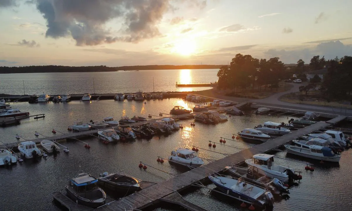 Kasnäs Guest Harbour: {"base": "en", "no": "Kasn\u00e4s Gjestehavn", "se": "Kasn\u00e4s G\u00e4sthamn", "en": "Kasn\u00e4s Guest Harbour", "da": "Kasn\u00e4s G\u00e6stehavn"}