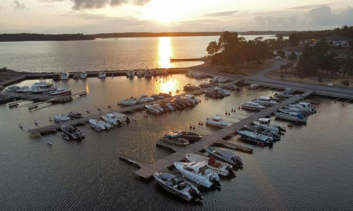 Kasnäs Guest Harbour: {"base": "en", "no": "Kasn\u00e4s Gjestehavn", "se": "Kasn\u00e4s G\u00e4sthamn", "en": "Kasn\u00e4s Guest Harbour", "da": "Kasn\u00e4s G\u00e6stehavn"}
