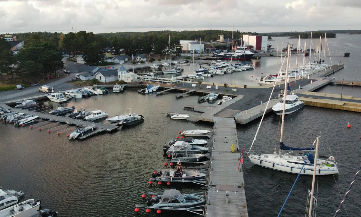 Kasnäs Guest Harbour: {"base": "en", "no": "Kasn\u00e4s Gjestehavn", "se": "Kasn\u00e4s G\u00e4sthamn", "en": "Kasn\u00e4s Guest Harbour", "da": "Kasn\u00e4s G\u00e6ste Havn"}