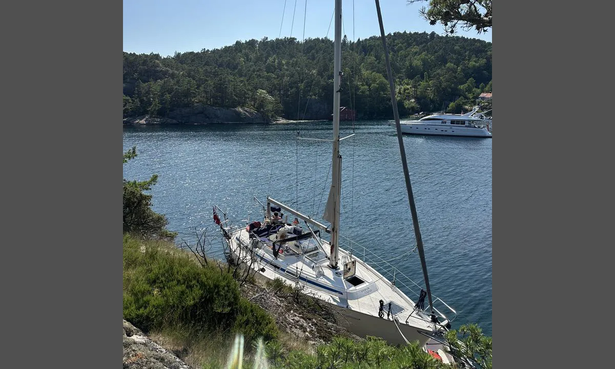 Kastekilen - Fugløy: {"base": "no", "no": "Longside p\u00e5 vestsiden av Fugl\u00f8y, \u00f8st i sundet. God dybde helt inn. Et paradis!", "se": "L\u00e5ngsides p\u00e5 v\u00e4stsidan av Fugl\u00f8y, \u00f6st i sundet. Bra djup \u00e4nda in. Ett paradis!", "en": "Alongside the west side of Fugl\u00f8y, east in the sound. Good depth all the way in. A paradise!", "da": "Langside p\u00e5 vestsiden af Fugl\u00f8y, \u00f8st i sundet. God dybde helt ind. Et paradis!", "fr": "Bord \u00e0 quai sur le c\u00f4t\u00e9 ouest de Fugl\u00f8y, \u00e0 l'est du d\u00e9troit. Bonne profondeur jusqu'au rivage. Un paradis !", "de": "L\u00e4ngsseite an der Westseite von Fugl\u00f8y, \u00f6stlich in der Meerenge. Gute Tiefe bis ganz hinein. Ein Paradies!", "es": "Lado largo en el lado oeste de Fugl\u00f8y, al este en el estrecho. Buena profundidad hasta el final. \u00a1Un para\u00edso!", "it": "Lungo il lato ovest di Fugl\u00f8y, a est dello stretto. Buona profondit\u00e0 fino alla fine. Un paradiso!", "pt": "Longside no lado oeste de Fugl\u00f8y, a leste no estreito. Boa profundidade at\u00e9 bem pr\u00f3ximo. Um para\u00edso!", "nl": "Langszij aan de westkant van Fugl\u00f8y, oost in de zeestraat. Goede diepte helemaal tot aan de kust. Een paradijs!", "pl": "Stawa przy zachodniej stronie Fugl\u00f8y, na wschodzie cie\u015bniny. Ca\u0142kowicie dobra g\u0142\u0119boko\u015b\u0107. Raj!", "uk": "\u041f\u0440\u0438\u0447\u0430\u043b\u044e\u0432\u0430\u043d\u043d\u044f \u0443\u0437\u0434\u043e\u0432\u0436 \u0437\u0430\u0445\u0456\u0434\u043d\u043e\u0457 \u0441\u0442\u043e\u0440\u043e\u043d\u0438 \u043e\u0441\u0442\u0440\u043e\u0432\u0430 \u0424\u0443\u0433\u043b\u043e\u0439, \u043d\u0430 \u0441\u0445\u043e\u0434\u0456 \u043f\u0440\u043e\u0442\u043e\u043a\u0438. \u0425\u043e\u0440\u043e\u0448\u0430 \u0433\u043b\u0438\u0431\u0438\u043d\u0430 \u0434\u043e \u0441\u0430\u043c\u043e\u0433\u043e \u0431\u0435\u0440\u0435\u0433\u0430. \u0420\u0430\u0439\u0441\u044c\u043a\u0435 \u043c\u0456\u0441\u0446\u0435!", "ro": "Pe partea de vest a insulei Fugl\u00f8y, la estul str\u00e2mtorii. Ad\u00e2ncime bun\u0103 p\u00e2n\u0103 la mal. Un paradis!", "tr": "Fugl\u00f8y'un bat\u0131 taraf\u0131ndaki longside, sundetin do\u011fusunda. K\u0131y\u0131ya kadar iyi derinlik. Bir cennet!", "el": "\u03a0\u03bb\u03ac\u03ca \u03c3\u03c4\u03b7\u03bd \u03b4\u03c5\u03c4\u03b9\u03ba\u03ae \u03c0\u03bb\u03b5\u03c5\u03c1\u03ac \u03c4\u03b7\u03c2 Fugl\u00f8y, \u03b1\u03bd\u03b1\u03c4\u03bf\u03bb\u03b9\u03ba\u03ac \u03c3\u03c4\u03bf \u03ba\u03b1\u03bd\u03ac\u03bb\u03b9. \u039a\u03b1\u03bb\u03ae \u03b2\u03ac\u03b8\u03bf\u03c2 \u03ba\u03b1\u03b8' \u03cc\u03bb\u03b7 \u03c4\u03b7\u03bd \u03b5\u03af\u03c3\u03bf\u03b4\u03bf. \u0388\u03bd\u03b1\u03c2 \u03c0\u03b1\u03c1\u03ac\u03b4\u03b5\u03b9\u03c3\u03bf\u03c2!", "cs": "Souvisl\u00e9 kotvi\u0161t\u011b na z\u00e1padn\u00ed stran\u011b Fugl\u00f8y, na v\u00fdchod\u011b pr\u016flivu. Dobr\u00e1 hloubka a\u017e k molu. R\u00e1j!", "hu": "Hossz\u00e1ban a Fugl\u00f8y nyugati oldal\u00e1n, a szoros keleti r\u00e9sz\u00e9n. J\u00f3 m\u00e9lys\u00e9g eg\u00e9szen a partig. Egy paradicsom!", "fi": "Laituri Fugl\u00f8yan l\u00e4nsipuolella, salmen it\u00e4puolella. Hyv\u00e4 syvyys aivan perille asti. Todellinen paratiisi!", "bg": "\u0417\u0430\u043b\u0435\u0433\u043d\u0430\u043b\u0430 \u043a\u0435\u0439\u043e\u0432\u0430 \u0441\u0442\u0435\u043d\u0430 \u043d\u0430 \u0437\u0430\u043f\u0430\u0434\u043d\u0430\u0442\u0430 \u0441\u0442\u0440\u0430\u043d\u0430 \u043d\u0430 \u0424\u0443\u0433\u043b\u043e\u0439, \u043d\u0430 \u0438\u0437\u0442\u043e\u043a \u0432 \u043f\u0440\u043e\u0442\u043e\u043a\u0430. \u0414\u043e\u0431\u0440\u0430 \u0434\u044a\u043b\u0431\u043e\u0447\u0438\u043d\u0430 \u0434\u043e \u0441\u0430\u043c\u0438\u044f \u043a\u0440\u0430\u0439. \u0420\u0430\u0439\u0441\u043a\u043e \u043c\u044f\u0441\u0442\u043e!", "sr": "Sa stanom na zapadnoj strani Fugl\u00f8y, na istoku u tjesnacu. Dobra dubina do samog kraja. Raj!", "et": "K\u00f5rvalkaiinte vesk\u00fcljel Fugl\u00f8y, idas v\u00e4inast. Hea s\u00fcgavus kuni kajuti. Paradiis!", "lv": "Gar s\u0101nu pie Fugl\u00f8y rietumu puses, austrumos no \u0161auruma. Laba dzi\u013c\u012bba l\u012bdz pa\u0161ai krastam. Parad\u012bze!", "lt": "Longside prie Fugl\u00f8y vakarin\u0117s pus\u0117s, rytuose s\u0105siauryje. Geras gylis iki pat kra\u0161to. Tikras rojus!"}