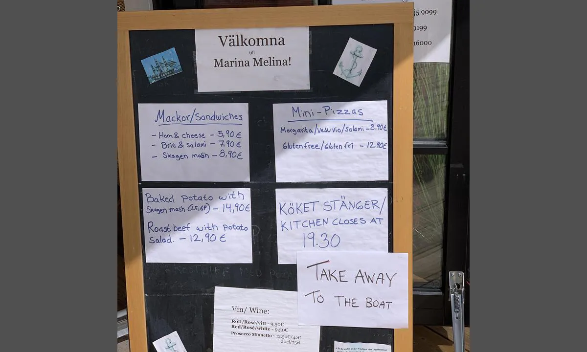 Kastelholms Gästhamn Marina: {"base": "en", "no": "Kaf\u00e9en serverer enkel, men sv\u00e6rt god mat.", "se": "Caf\u00e9et serverar enkel men mycket god mat.", "en": "The caf\u00e9 serves simple but very good food.", "da": "Caf\u00e9en serverer enkel, men meget god mad."}