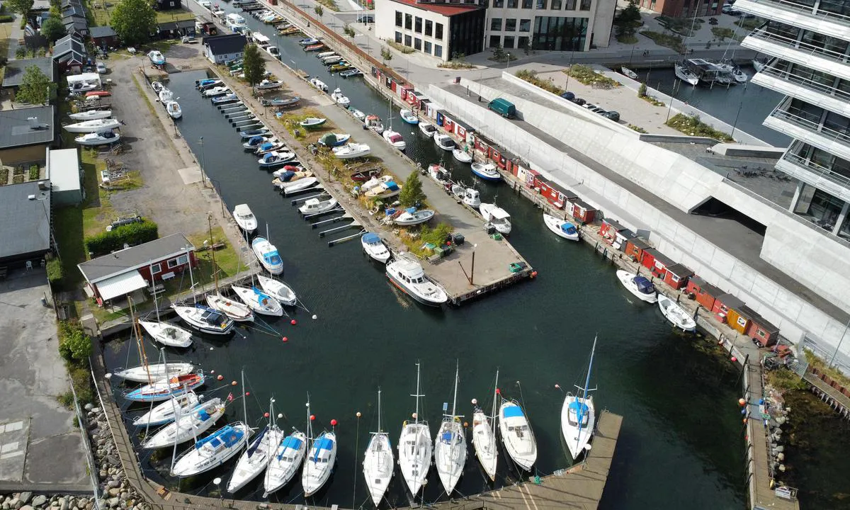 {"base": "da", "no": "Kastrup gamle havn. Nord basseng", "se": "Kastrup gamla hamn. Nordbass\u00e4ng", "en": "Kastrup old harbour. North basin", "da": "Kastrup gamle havn. Nord bassin"}