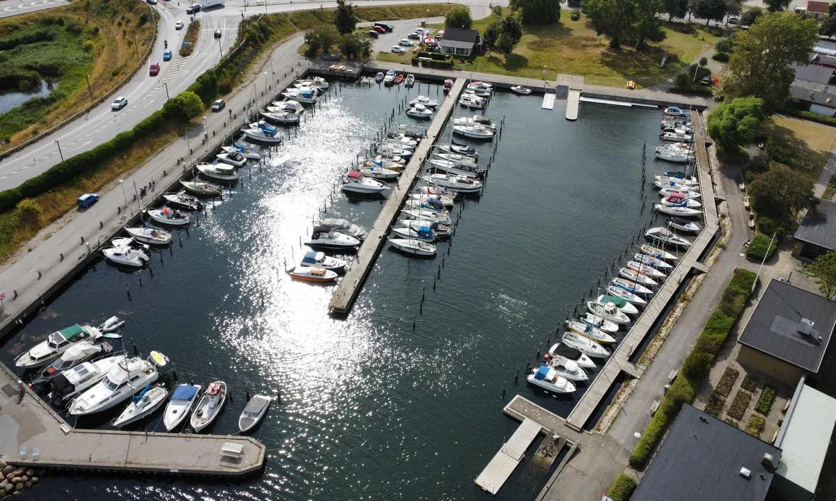 {"base": "da", "no": "Kastrup gamle havn. S\u00f8r basseng.", "se": "Kastrups gamla hamn. S\u00f6dra bass\u00e4ngen.", "en": "Kastrup old harbour. South basin.", "da": "Kastrup gamle havn. Syd bassin."}