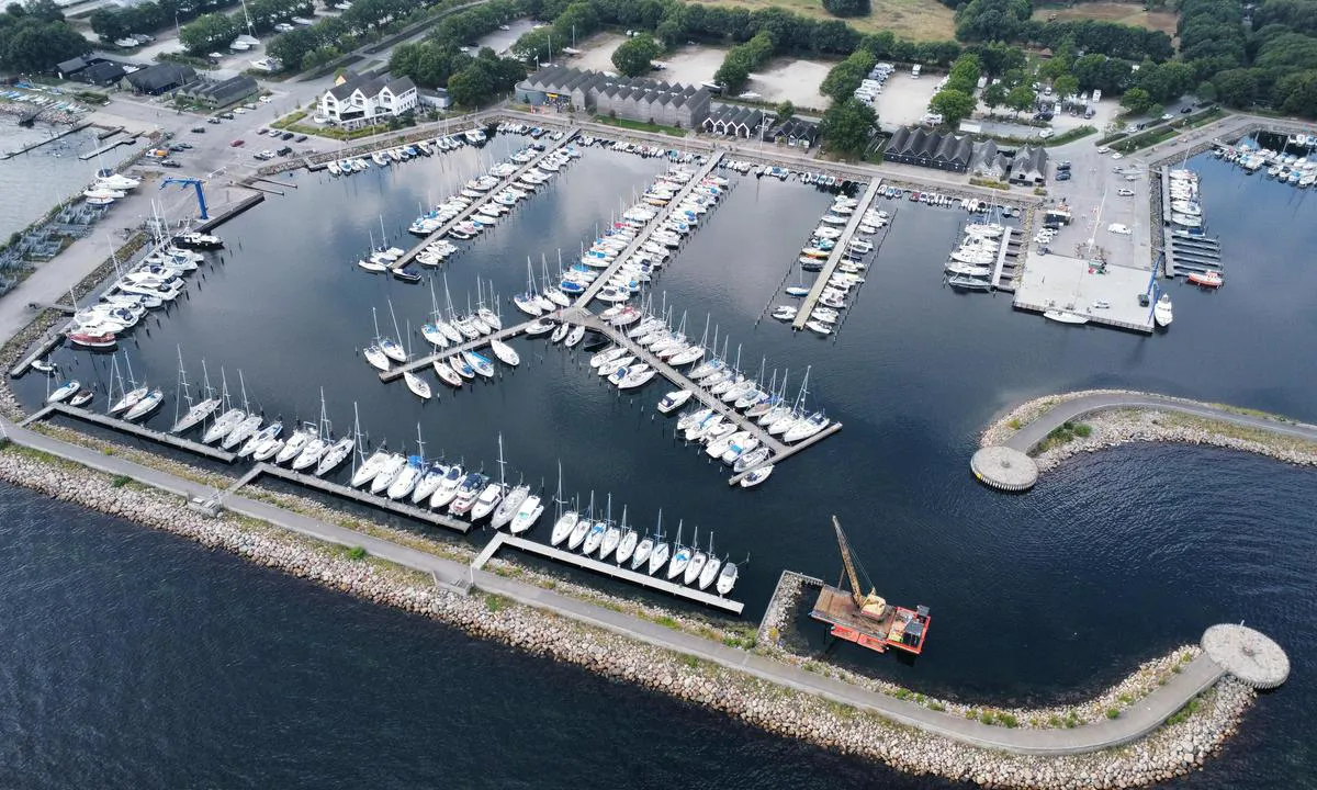 Kastrup Ny Lystbådehavn: {"base": "da", "no": "Syd basseng.", "se": "S\u00f6dra bass\u00e4ngen.", "en": "South basin.", "da": "Syd bassin.", "fr": "Bassin Sud.", "de": "S\u00fcdbecken.", "es": "Bajo salto sur.", "it": "Bacino sud.", "pt": "Bacia sul.", "nl": "Zuidelijk bassin.", "pl": "Basen po\u0142udniowy.", "uk": "\u041f\u0456\u0432\u0434\u0435\u043d\u043d\u0438\u0439 \u0431\u0430\u0441\u0435\u0439\u043d.", "ro": "Bazinul de Sud.", "tr": "G\u00fcney havuz.", "el": "\u039d\u03cc\u03c4\u03b9\u03b1 \u03bb\u03b5\u03ba\u03ac\u03bd\u03b7.", "cs": "Ji\u017en\u00ed baz\u00e9n.", "hu": "D\u00e9li medence.", "fi": "Etel\u00e4inen allas.", "bg": "\u042e\u0436\u0435\u043d \u0431\u0430\u0441\u0435\u0439\u043d.", "sr": "\u0408\u0443\u0436\u043d\u0438 \u0431\u0430\u0437\u0435\u043d.", "et": "L\u00f5unabassein.", "lv": "Dienvidu baseins.", "lt": "Pietinis baseinas."}
