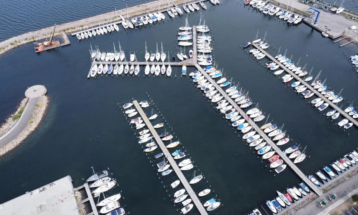 {"base": "da", "no": "Kastrup lystb\u00e5thavn. Syd basseng", "se": "Kastrup sm\u00e5b\u00e5tshamn. S\u00f6dra bass\u00e4ngen", "en": "Kastrup marina. South basin", "da": "Kastrup lystb\u00e5dehavn. Syd bassin"}