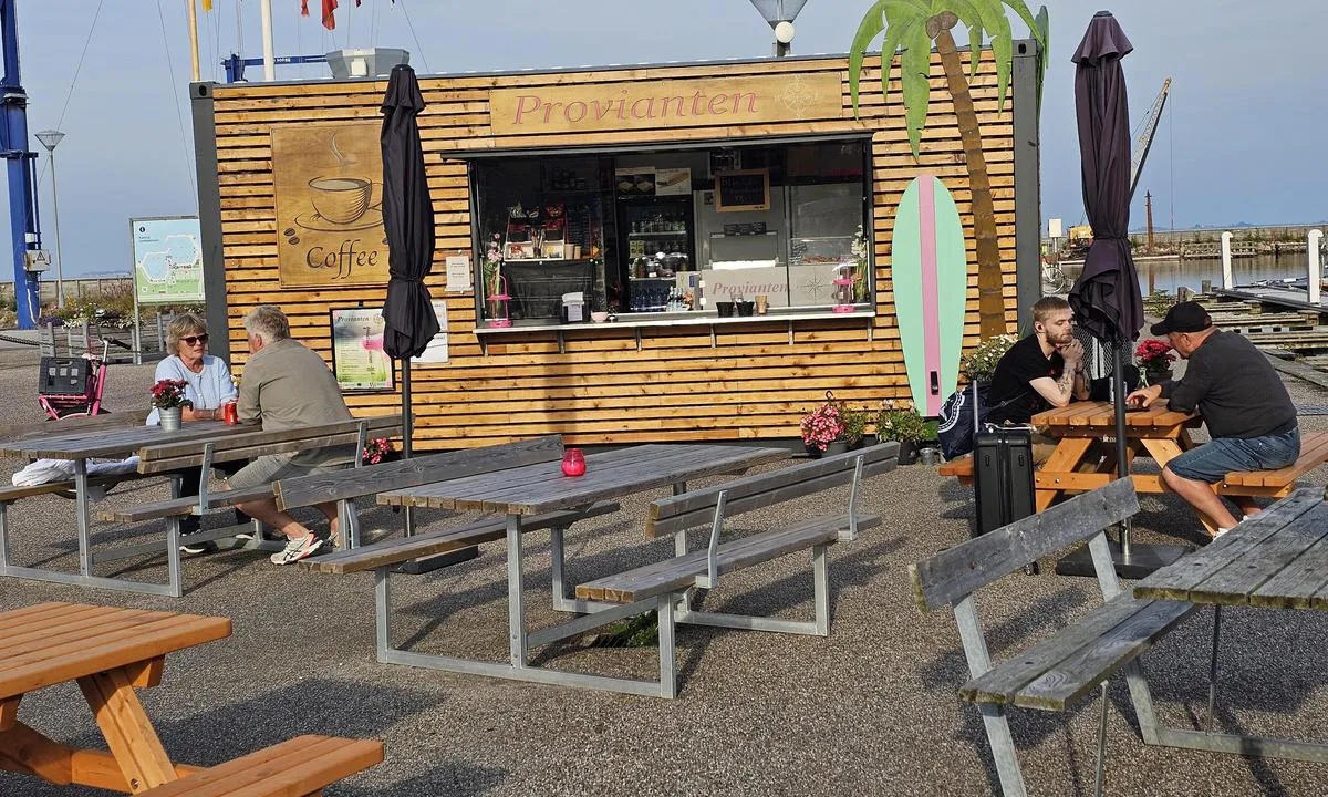 {"base": "da", "no": "Caf\u00e9 Provianten. Kastrup ny lystb\u00e5thavn. Hyggelig ute-kaf\u00e9.", "se": "Caf\u00e9 Provianten. Kastrups nya sm\u00e5b\u00e5tshamn. Mysigt utecaf\u00e9.", "en": "Caf\u00e9 Provianten. Kastrup new marina. Cozy outdoor caf\u00e9.", "da": "Caf\u00e9 Provianten. Kastrup ny lystb\u00e5dehavn. Hyggelig ude-caf\u00e9.", "fr": "Caf\u00e9 Provianten. Nouveau port de plaisance de Kastrup. Agr\u00e9able caf\u00e9 en plein air.", "de": "Caf\u00e9 Provianten. Neuer Yachthafen Kastrup. Gem\u00fctliches Au\u00dfen-Caf\u00e9.", "es": "Caf\u00e9 Provianten. Nuevo puerto de yates de Kastrup. Acogedor caf\u00e9 al aire libre.", "it": "Caf\u00e9 Provianten. Nuovo porto turistico di Kastrup. Accogliente caff\u00e8 all'aperto.", "pt": "Caf\u00e9 Provianten. Novo porto de recreio de Kastrup. Aconchegante caf\u00e9 ao ar livre.", "nl": "Caf\u00e9 Provianten. Kastrup nieuwe jachthaven. Gezellige buiten-caf\u00e9.", "pl": "Kawiarnia Provianten. Nowa przysta\u0144 jachtowa w Kastrup. Przytulna kawiarnia na \u015bwie\u017cym powietrzu.", "uk": "\u041a\u0430\u0444\u0435 Provianten. \u041d\u043e\u0432\u0430 \u043f\u0440\u0438\u0441\u0442\u0430\u043d\u044c \u0434\u043b\u044f \u044f\u0445\u0442 \u0443 \u041a\u0430\u0441\u0442\u0440\u0443\u043f\u0456. \u0417\u0430\u0442\u0438\u0448\u043d\u0435 \u043a\u0430\u0444\u0435 \u043d\u0430 \u0441\u0432\u0456\u0436\u043e\u043c\u0443 \u043f\u043e\u0432\u0456\u0442\u0440\u0456.", "ro": "Caf\u00e9 Provianten. Noua marin\u0103 Kastrup pentru b\u0103rci de agrement. Cafenea confortabil\u0103 \u00een aer liber.", "tr": "Caf\u00e9 Provianten. Kastrup yeni yat liman\u0131. \u015eirin a\u00e7\u0131k hava kafesi.", "el": "Caf\u00e9 Provianten. \u039d\u03ad\u03b1 \u03bc\u03b1\u03c1\u03af\u03bd\u03b1 Kastrup. \u0395\u03c5\u03c7\u03ac\u03c1\u03b9\u03c3\u03c4\u03bf \u03b5\u03be\u03c9\u03c4\u03b5\u03c1\u03b9\u03ba\u03cc \u03ba\u03b1\u03c6\u03ad.", "cs": "Kav\u00e1rna Provianten. Kastrup nov\u00fd p\u0159\u00edstav pro rekrea\u010dn\u00ed lod\u011b. P\u0159\u00edjemn\u00e1 venkovn\u00ed kav\u00e1rna.", "hu": "Provianten k\u00e1v\u00e9z\u00f3. Kastrup \u00faj jachtkik\u00f6t\u0151je. Hangulatos szabadt\u00e9ri k\u00e1v\u00e9z\u00f3.", "fi": "Kahvila Provianten. Uusi Kastrupin vierassatama. Viihtyis\u00e4 ulkokahvila.", "bg": "\u041a\u0430\u0444\u0435 Provianten. \u041d\u043e\u0432\u043e\u0442\u043e \u043f\u0440\u0438\u0441\u0442\u0430\u043d\u0438\u0449\u0435 \u0437\u0430 \u044f\u0445\u0442\u0438 \u0432 \u041a\u0430\u0441\u0442\u0440\u0443\u043f. \u0423\u044e\u0442\u043d\u043e \u0432\u044a\u043d\u0448\u043d\u043e \u043a\u0430\u0444\u0435\u043d\u0435.", "sr": "\u041a\u0430\u0444\u0435 \u041f\u0440\u043e\u0432\u0438\u0458\u0430\u043d\u0442\u0435\u043d. \u041d\u043e\u0432\u0430 \u043c\u0430\u0440\u0438\u043d\u0430 \u0437\u0430 \u0458\u0430\u0445\u0442\u0435 \u0443 \u041a\u0430\u0441\u0442\u0440\u0443\u043f\u0443. \u0423\u0434\u043e\u0431\u043d\u0430 \u0441\u043f\u043e\u0459\u043d\u0430 \u043a\u0430\u0444\u0435.", "et": "Kohvik Provianten. Kastrupi uus jahtsadam. Hubane v\u00e4likohvik.", "lv": "Kafejn\u012bca Provianten. Kastrupa jahtu osta. M\u0101j\u012bga \u0101ra kafejn\u012bca.", "lt": "Kavin\u0117 Provianten. Kastrupo naujoji jacht\u0173 prieplauka. Jauki lauko kavin\u0117."}