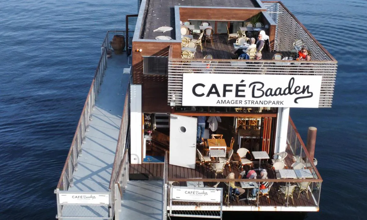 {"base": "da", "no": "Caf\u00e9 Baaden. 300 m nord for Kastrup ny lystb\u00e5thavn. Hyggelig caf\u00e9 / restaurant med milj\u00f8. God mat til rimelige priser. Spennende utvalg av drikkevarer. Vennlig servering i to etasjer, b\u00e5de ute og inne.", "se": "Caf\u00e9 Baaden. 300 m norr om Kastrups nya sm\u00e5b\u00e5tshamn. Mysigt caf\u00e9/restaurang med milj\u00f6. God mat till rimliga priser. Sp\u00e4nnande utbud av drycker. V\u00e4nlig servering i tv\u00e5 v\u00e5ningar, b\u00e5de utomhus och inomhus.", "en": "Caf\u00e9 Baaden. 300 meters north of Kastrup's new marina. Cozy caf\u00e9/restaurant with a great ambiance. Good food at reasonable prices. Exciting selection of beverages. Friendly service on two floors, both indoors and outdoors.", "da": "Caf\u00e9 Baaden. 300 m nord for Kastrup ny lystb\u00e5dehavn. Hyggelig caf\u00e9 / restaurant med milj\u00f8. God mad til rimelige priser. Sp\u00e6ndende udvalg af drikkevarer. Venlig servering i to etager, b\u00e5de ude og inde.", "fr": "Caf\u00e9 Baaden. \u00c0 300 m au nord du nouveau port de plaisance de Kastrup. Caf\u00e9 / restaurant convivial avec ambiance. Bonne cuisine \u00e0 des prix raisonnables. Large s\u00e9lection de boissons int\u00e9ressantes. Service amical sur deux \u00e9tages, \u00e0 l'int\u00e9rieur et \u00e0 l'ext\u00e9rieur.", "de": "Caf\u00e9 Baaden. 300 m n\u00f6rdlich von Kastrups neuem Yachthafen. Gem\u00fctliches Caf\u00e9 / Restaurant mit Ambiente. Gutes Essen zu vern\u00fcnftigen Preisen. Spannende Auswahl an Getr\u00e4nken. Freundlicher Service auf zwei Etagen, sowohl drau\u00dfen als auch drinnen.", "es": "Caf\u00e9 Baaden. 300 m al norte del nuevo puerto deportivo de Kastrup. Acogedora cafeter\u00eda / restaurante con ambiente. Buena comida a precios razonables. Fascinante selecci\u00f3n de bebidas. Atenci\u00f3n amable en dos pisos, tanto al aire libre como en el interior.", "it": "Caf\u00e9 Baaden. 300 m a nord del nuovo porto turistico di Kastrup. Accogliente caff\u00e8/ristorante con atmosfera. Buon cibo a prezzi ragionevoli. Un'interessante selezione di bevande. Servizio cordiale su due piani, sia all'interno che all'esterno.", "pt": "Caf\u00e9 Baaden. 300 m ao norte da nova marina de Kastrup. Caf\u00e9 / restaurante acolhedor com ambiente. Boa comida a pre\u00e7os razo\u00e1veis. Variedade interessante de bebidas. Servi\u00e7o amig\u00e1vel em dois andares, tanto dentro quanto fora.", "nl": "Caf\u00e9 Baaden. 300 m ten noorden van de nieuwe jachthaven van Kastrup. Gezellige caf\u00e9 / restaurant met sfeer. Goed eten tegen redelijke prijzen. Interessante selectie van dranken. Vriendelijke bediening over twee etages, zowel binnen als buiten.", "pl": "Caf\u00e9 Baaden. 300 m na p\u00f3\u0142noc od nowej przystani jachtowej w Kastrup. Przytulna kawiarnia / restauracja z klimatem. Dobre jedzenie w rozs\u0105dnych cenach. Ciekawy wyb\u00f3r napoj\u00f3w. Przyjazna obs\u0142uga na dw\u00f3ch pi\u0119trach, zar\u00f3wno na zewn\u0105trz, jak i wewn\u0105trz.", "uk": "\u041a\u0430\u0444\u0435 Baaden. 300 \u043c \u043d\u0430 \u043f\u0456\u0432\u043d\u0456\u0447 \u0432\u0456\u0434 \u043d\u043e\u0432\u043e\u0433\u043e \u044f\u0445\u0442\u043e\u0432\u043e\u0433\u043e \u043f\u043e\u0440\u0442\u0443 \u041a\u0430\u0441\u0442\u0440\u0443\u043f. \u0417\u0430\u0442\u0438\u0448\u043d\u0435 \u043a\u0430\u0444\u0435 / \u0440\u0435\u0441\u0442\u043e\u0440\u0430\u043d \u0437 \u0430\u0442\u043c\u043e\u0441\u0444\u0435\u0440\u043e\u044e. \u0421\u043c\u0430\u0447\u043d\u0430 \u0457\u0436\u0430 \u0437\u0430 \u0440\u043e\u0437\u0443\u043c\u043d\u0438\u043c\u0438 \u0446\u0456\u043d\u0430\u043c\u0438. \u0426\u0456\u043a\u0430\u0432\u0438\u0439 \u0432\u0438\u0431\u0456\u0440 \u043d\u0430\u043f\u043e\u0457\u0432. \u041f\u0440\u0438\u0432\u0456\u0442\u043d\u0435 \u043e\u0431\u0441\u043b\u0443\u0433\u043e\u0432\u0443\u0432\u0430\u043d\u043d\u044f \u043d\u0430 \u0434\u0432\u043e\u0445 \u043f\u043e\u0432\u0435\u0440\u0445\u0430\u0445, \u044f\u043a \u0443\u0441\u0435\u0440\u0435\u0434\u0438\u043d\u0456, \u0442\u0430\u043a \u0456 \u0437\u043e\u0432\u043d\u0456.", "ro": "Caf\u00e9 Baaden. 300 m la nord de noul port de agrement Kastrup. Cafenea / restaurant pl\u0103cut cu atmosfer\u0103. M\u00e2ncare bun\u0103 la pre\u021buri rezonabile. Selec\u021bie interesant\u0103 de b\u0103uturi. Servire prietenoas\u0103 pe dou\u0103 etaje, at\u00e2t \u00een interior, c\u00e2t \u0219i \u00een exterior.", "tr": "Caf\u00e9 Baaden. Kastrup yeni yat liman\u0131n\u0131n 300 m kuzeyinde. Ortam\u0131yla s\u0131cak bir kafe / restoran. Uygun fiyatlara lezzetli yemekler. \u00c7e\u015fitli i\u00e7ecek se\u00e7enekleri. Hem i\u00e7erde hem d\u0131\u015farda, iki katta da dost\u00e7a servis.", "el": "\u039a\u03b1\u03c6\u03ad Baaden. 300 \u03bc\u03ad\u03c4\u03c1\u03b1 \u03b2\u03cc\u03c1\u03b5\u03b9\u03b1 \u03b1\u03c0\u03cc \u03c4\u03b7\u03bd \u03ba\u03b1\u03b9\u03bd\u03bf\u03cd\u03c1\u03b9\u03b1 \u03bc\u03b1\u03c1\u03af\u03bd\u03b1 \u03b1\u03bd\u03b1\u03c8\u03c5\u03c7\u03ae\u03c2 Kastrup. \u0386\u03bd\u03b5\u03c4\u03bf \u03ba\u03b1\u03c6\u03ad / \u03b5\u03c3\u03c4\u03b9\u03b1\u03c4\u03cc\u03c1\u03b9\u03bf \u03bc\u03b5 \u03c9\u03c1\u03b1\u03af\u03b1 \u03b1\u03c4\u03bc\u03cc\u03c3\u03c6\u03b1\u03b9\u03c1\u03b1. \u039a\u03b1\u03bb\u03cc \u03c6\u03b1\u03b3\u03b7\u03c4\u03cc \u03c3\u03b5 \u03bb\u03bf\u03b3\u03b9\u03ba\u03ad\u03c2 \u03c4\u03b9\u03bc\u03ad\u03c2. \u03a3\u03c5\u03bd\u03b1\u03c1\u03c0\u03b1\u03c3\u03c4\u03b9\u03ba\u03ae \u03c0\u03bf\u03b9\u03ba\u03b9\u03bb\u03af\u03b1 \u03c0\u03bf\u03c4\u03ce\u03bd. \u03a6\u03b9\u03bb\u03b9\u03ba\u03ae \u03b5\u03be\u03c5\u03c0\u03b7\u03c1\u03ad\u03c4\u03b7\u03c3\u03b7 \u03c3\u03b5 \u03b4\u03cd\u03bf \u03bf\u03c1\u03cc\u03c6\u03bf\u03c5\u03c2, \u03c4\u03cc\u03c3\u03bf \u03ad\u03be\u03c9 \u03cc\u03c3\u03bf \u03ba\u03b1\u03b9 \u03bc\u03ad\u03c3\u03b1.", "cs": "Kav\u00e1rna Baaden. 300 m severn\u011b od nov\u00e9 p\u0159\u00edstavn\u00ed mar\u00edny Kastrup. P\u0159\u00edjemn\u00e1 kav\u00e1rna / restaurace s atmosf\u00e9rou. Dobr\u00e9 j\u00eddlo za p\u0159ijateln\u00e9 ceny. Zaj\u00edmav\u00fd v\u00fdb\u011br n\u00e1poj\u016f. P\u0159\u00e1telsk\u00e1 obsluha ve dvou patrech, jak venku, tak uvnit\u0159.", "hu": "Caf\u00e9 Baaden. 300 m\u00e9terrel \u00e9szakra Kastrup \u00faj kik\u00f6t\u0151j\u00e9t\u0151l. Hangulatos k\u00e1v\u00e9z\u00f3 / \u00e9tterem k\u00f6rnyezettel. Finom \u00e9telek el\u00e9rhet\u0151 \u00e1ron. Izgalmas italv\u00e1laszt\u00e9k. Bar\u00e1ts\u00e1gos kiszolg\u00e1l\u00e1s k\u00e9t szinten, mind k\u00edv\u00fcl, mind bel\u00fcl.", "fi": "Kahvila Baaden. 300 m pohjoiseen Kastrupin uudesta venesatamasta. Tunnelmallinen kahvila / ravintola. Hyv\u00e4\u00e4 ruokaa kohtuullisin hinnoin. J\u00e4nnitt\u00e4v\u00e4 valikoima juomia. Yst\u00e4v\u00e4llinen tarjoilu kahdessa kerroksessa, sek\u00e4 ulkona ett\u00e4 sis\u00e4ll\u00e4.", "bg": "\u041a\u0430\u0444\u0435\u043d\u0435 Baaden. 300 \u043c \u0441\u0435\u0432\u0435\u0440\u043d\u043e \u043e\u0442 \u043d\u043e\u0432\u043e\u0442\u043e \u043f\u0440\u0438\u0441\u0442\u0430\u043d\u0438\u0449\u0435 \u0437\u0430 \u044f\u0445\u0442\u0438 \u041a\u0430\u0441\u0442\u0440\u0443\u043f. \u0423\u044e\u0442\u043d\u043e \u043a\u0430\u0444\u0435\u043d\u0435 / \u0440\u0435\u0441\u0442\u043e\u0440\u0430\u043d\u0442 \u0441 \u043f\u0440\u0438\u044f\u0442\u043d\u0430 \u0430\u0442\u043c\u043e\u0441\u0444\u0435\u0440\u0430. \u0414\u043e\u0431\u0440\u0430 \u0445\u0440\u0430\u043d\u0430 \u043d\u0430 \u0440\u0430\u0437\u0443\u043c\u043d\u0438 \u0446\u0435\u043d\u0438. \u0418\u043d\u0442\u0435\u0440\u0435\u0441\u0435\u043d \u0438\u0437\u0431\u043e\u0440 \u043d\u0430 \u043d\u0430\u043f\u0438\u0442\u043a\u0438. \u041f\u0440\u0438\u0432\u0435\u0442\u043b\u0438\u0432\u043e \u043e\u0431\u0441\u043b\u0443\u0436\u0432\u0430\u043d\u0435 \u043d\u0430 \u0434\u0432\u0430 \u0435\u0442\u0430\u0436\u0430, \u043a\u0430\u043a\u0442\u043e \u0432\u044a\u0442\u0440\u0435, \u0442\u0430\u043a\u0430 \u0438 \u043d\u0430\u0432\u044a\u043d.", "sr": "\u041a\u0430\u0444\u0435 \u0411\u0430\u0430\u0434\u0435\u043d. 300 \u043c\u0435\u0442\u0430 \u0441\u0435\u0432\u0435\u0440\u043d\u043e \u043e\u0434 \u043d\u043e\u0432\u0435 \u043b\u0443\u043a\u0435 \u0437\u0430 \u0458\u0430\u0445\u0442\u0435 \u0443 \u041a\u0430\u0441\u0442\u0440\u0443\u043f\u0443. \u0423\u0434\u043e\u0431\u043d\u0430 \u043a\u0430\u0444\u0430\u043d\u0430 / \u0440\u0435\u0441\u0442\u043e\u0440\u0430\u043d \u0441\u0430 \u0430\u0442\u043c\u043e\u0441\u0444\u0435\u0440\u043e\u043c. \u0414\u043e\u0431\u0440\u0430 \u0445\u0440\u0430\u043d\u0430 \u043f\u043e \u043f\u0440\u0438\u0441\u0442\u0443\u043f\u0430\u0447\u043d\u0438\u043c \u0446\u0435\u043d\u0430\u043c\u0430. \u0417\u0430\u043d\u0438\u043c\u0459\u0438\u0432 \u0438\u0437\u0431\u043e\u0440 \u043f\u0438\u045b\u0430. \u0409\u0443\u0431\u0430\u0437\u043d\u0430 \u0443\u0441\u043b\u0443\u0433\u0430 \u043d\u0430 \u0434\u0432\u0430 \u0441\u043f\u0440\u0430\u0442\u0430, \u0438 \u043d\u0430\u043f\u043e\u0459\u0443 \u0438 \u0443\u043d\u0443\u0442\u0440\u0430.", "et": "Caf\u00e9 Baaden. 300 m p\u00f5hja poole uuest Kastrupi jahisadamast. Hubane kohvik / restoran, kus on m\u00f5nus atmosf\u00e4\u00e4r. Hea toit m\u00f5istlike hindadega. P\u00f5nev valik jooke. S\u00f5bralik teenindus kahes korruses, nii sees kui v\u00e4ljas.", "lv": "Kafejn\u012bca Baaden. 300 m uz zieme\u013ciem no Kastrupas jaun\u0101s jahtu ostas. M\u0101j\u012bga kafejn\u012bca / restor\u0101ns ar pat\u012bkamu atmosf\u0113ru. Laba \u0113diena pied\u0101v\u0101jums par sapr\u0101t\u012bg\u0101m cen\u0101m. Aizraujo\u0161a dz\u0113rienu izv\u0113le. Draudz\u012bga apkalpo\u0161ana divos st\u0101vos, gan iek\u0161\u0101, gan \u0101r\u0101.", "lt": "Kavin\u0117 Baaden. 300 m \u012f \u0161iaur\u0119 nuo naujosios Kastrupo poilsini\u0173 laiv\u0173 prieplaukos. Jauki kavin\u0117 / restoranas su atmosfera. Gera maistas u\u017e prieinam\u0105 kain\u0105. \u012edomus g\u0117rim\u0173 pasirinkimas. Malonus aptarnavimas dviem auk\u0161tais, tiek lauke, tiek viduje."}