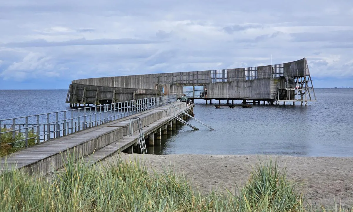 {"base": "da", "no": "\u00abSneglen\u00bb - Kastrup Sj\u00f8bad.", "se": "\u201cSnigeln\u201d - Kastrup havsbad.", "en": "The Snail - Kastrup Sea Bath.", "da": "\u201cSneglen\u201d - Kastrup S\u00f8bad.", "fr": "\u00ab L'Escargot \u00bb - Bain de mer de Kastrup.", "de": "\u201eDie Schnecke\u201c - Kastrup Seebad.", "es": "\u201cEl Caracol\u201d - Ba\u00f1os del Mar de Kastrup.", "it": "\u201cLa Chiocciola\u201d - Bagno marino di Kastrup.", "pt": "\u201cSneglen\u201d - Kastrup S\u00f8bad.", "nl": "\"De Slak\" - Kastrup Zeebad.", "pl": "\"Sneglen\" - Kastrup \u0141a\u017ania Morska.", "uk": "\u201cSneglen\u201d - \u041a\u0430\u0441\u0442\u0440\u0443\u043f \u0421\u044c\u043e\u0431\u0430\u0434.", "ro": "\u201eMelcul\u201d - B\u0103ile maritime Kastrup.", "tr": "\u201cSneglen\u201d - Kastrup S\u00f8bad.", "el": "\u201c\u03a4\u03bf \u03a3\u03b1\u03bb\u03b9\u03b3\u03ba\u03ac\u03c1\u03b9\u201d - Kastrup S\u00f8bad.", "cs": "\u201eSneglen\u201c - Kastrup S\u00f8bad.", "hu": "\u201eA csiga\u201d - Kastrup tengerif\u00fcrd\u0151.", "fi": "\u201dEtana\u201d - Kastrupin merikylpyl\u00e4.", "bg": "\u201e\u041e\u0445\u043b\u044e\u0432\u044a\u0442\u201c - \u041a\u0430\u0441\u0442\u0440\u0443\u043f\u0441\u043a\u043e \u043c\u043e\u0440\u0441\u043a\u043e \u043a\u044a\u043f\u0430\u043d\u0435.", "sr": "\"Sneglen\" - Kastrup morske kupali\u0161te.", "et": "\u201eTeetigu\u201c - Kastrupi Meresuplemispaik.", "lv": "\u201eGliemezis\u201d - Kastrupas j\u016bras peldvieta.", "lt": "\u201eSraig\u0117\u201c - Kastrup S\u00f8bad."}