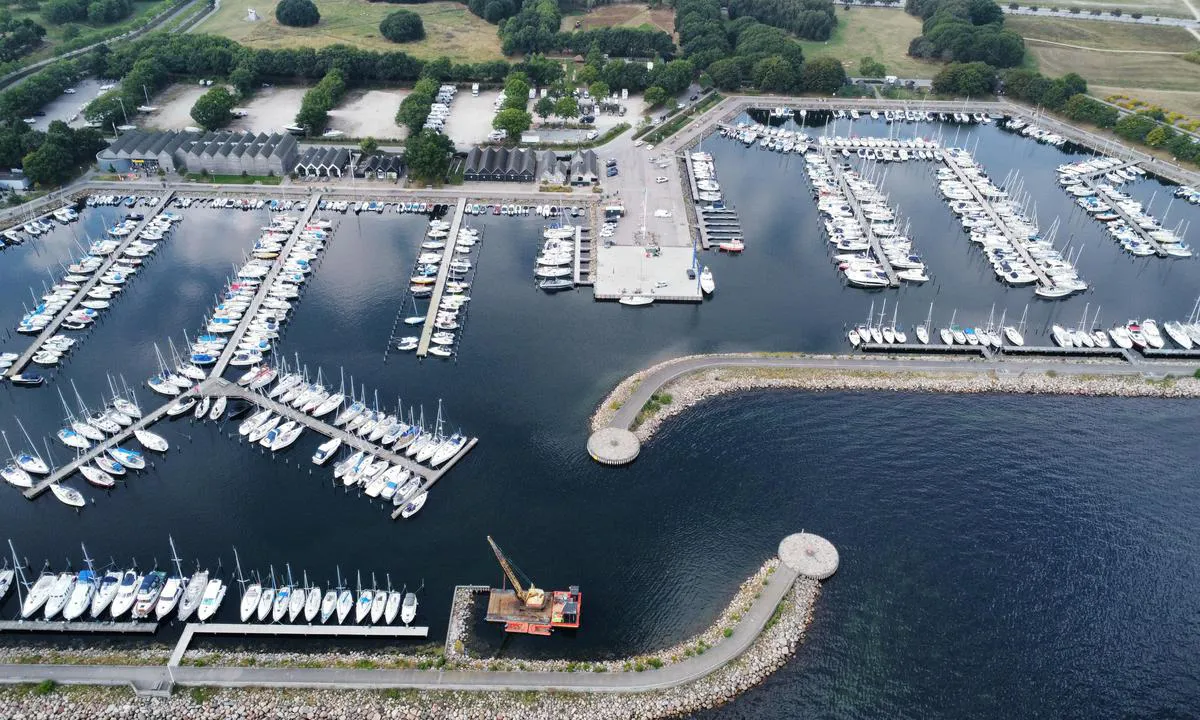 {"base": "da", "no": "Kastrup ny fritidsb\u00e5thavn.", "se": "Kastrup nya lystb\u00e5tshamn.", "en": "Kastrup new marina.", "da": "Kastrup ny lystb\u00e5dehavn.", "fr": "Nouveau port de plaisance de Kastrup.", "de": "Kastrup neuer Yachthafen.", "es": "Nuevo puerto deportivo de Kastrup.", "it": "Nuovo porto turistico di Kastrup.", "pt": "Novo porto de recreio de Kastrup.", "nl": "Nieuwe jachthaven van Kastrup.", "pl": "Nowy port jachtowy Kastrup.", "uk": "\u041a\u0430\u0441\u0442\u0440\u0443\u043f \u043d\u043e\u0432\u0430 \u0433\u0430\u0432\u0430\u043d\u044c \u0434\u043b\u044f \u0434\u043e\u0437\u0432\u0456\u043b\u043b\u044f.", "ro": "Noul port de agrement Kastrup.", "tr": "Kastrup yeni yat liman\u0131.", "el": "\u039a\u03b1\u03c3\u03c4\u03c1\u03bf\u03cd\u03c0 \u03bd\u03ad\u03bf \u03bb\u03b9\u03bc\u03ac\u03bd\u03b9 \u03b1\u03bd\u03b1\u03c8\u03c5\u03c7\u03ae\u03c2 \u03b3\u03b9\u03b1 \u03c3\u03ba\u03ac\u03c6\u03b7.", "cs": "Nov\u00fd jachetn\u00ed p\u0159\u00edstav Kastrup.", "hu": "Kastrup \u00faj jachtkik\u00f6t\u0151.", "fi": "Kastrupin uusi huvivenesatama.", "bg": "\u041d\u043e\u0432\u043e\u0442\u043e \u044f\u0445\u0442\u0435\u043d\u043e \u043f\u0440\u0438\u0441\u0442\u0430\u043d\u0438\u0449\u0435 \u043d\u0430 \u041a\u0430\u0441\u0442\u0440\u0443\u043f.", "sr": "\u041d\u043e\u0432\u0430 \u043b\u0443\u043a\u0430 \u0437\u0430 \u0458\u0430\u0445\u0442\u0435 \u0443 \u041a\u0430\u0441\u0442\u0440\u0443\u043f\u0443.", "et": "Kastrupi uus jahtsadam.", "lv": "Kastrup jaun\u0101 jahtu osta.", "lt": "Kastrupo nauja jacht\u0173 prieplauka."}