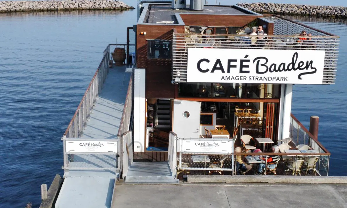 {"base": "da", "no": "Caf\u00e9 Baaden. Kaf\u00e9 / restaurant 300 m nord for Kastrup ny sm\u00e5b\u00e5thavn. Hyggelig sted med milj\u00f8, god mat og vennlig betjening.", "se": "Caf\u00e9 Baaden. Caf\u00e9 / restaurang 300 m norr om Kastrups nya sm\u00e5b\u00e5tshamn. Mysigt st\u00e4lle med atmosf\u00e4r, god mat och v\u00e4nlig service.", "en": "Caf\u00e9 Baaden. Caf\u00e9 / restaurant 300 meters north of Kastrup new marina. Cozy place with a good atmosphere, good food, and friendly service.", "da": "Caf\u00e9 Baaden. Caf\u00e9 / restaurant 300 m nord for Kastrup ny lystb\u00e5dehavn. \r\nHyggeligt sted med milj\u00f8, god mad og venlig betjening.", "fr": "Caf\u00e9 Baaden. Caf\u00e9 / restaurant 300 m au nord du nouveau port de plaisance de Kastrup. Endroit agr\u00e9able avec une bonne ambiance, bonne cuisine et service amical.", "de": "Caf\u00e9 Baaden. Caf\u00e9 / Restaurant 300 m n\u00f6rdlich vom neuen Yachthafen Kastrup. Gem\u00fctlicher Ort mit Atmosph\u00e4re, gutem Essen und freundlichem Service.", "es": "Caf\u00e9 Baaden. Caf\u00e9 / restaurante a 300 m al norte del nuevo puerto deportivo de Kastrup. Lugar acogedor con buen ambiente, buena comida y servicio amistoso.", "it": "Caf\u00e9 Baaden. Caf\u00e9 / ristorante 300 m a nord del nuovo porto turistico di Kastrup. Posto accogliente con ambiente, buon cibo e servizio cordiale.", "pt": "Caf\u00e9 Baaden. Caf\u00e9 / restaurante 300 m ao norte da nova marina de lazer de Kastrup. Lugar aconchegante com um bom ambiente, boa comida e atendimento amig\u00e1vel.", "nl": "Caf\u00e9 Baaden. Caf\u00e9 / restaurant 300 m ten noorden van de nieuwe jachthaven van Kastrup. <br> Gezellige plek met sfeer, goed eten en vriendelijke bediening.", "pl": "Caf\u00e9 Baaden. Kawiarnia / restauracja 300 m na p\u00f3\u0142noc od nowego portu jachtowego w Kastrup. Przytulne miejsce z mi\u0142\u0105 atmosfer\u0105, dobrym jedzeniem i przyjazn\u0105 obs\u0142ug\u0105.", "uk": "\u041a\u0430\u0444\u0435 Baaden. \u041a\u0430\u0444\u0435 / \u0440\u0435\u0441\u0442\u043e\u0440\u0430\u043d 300 \u043c \u043d\u0430 \u043f\u0456\u0432\u043d\u0456\u0447 \u0432\u0456\u0434 \u043d\u043e\u0432\u043e\u0457 \u043c\u0430\u0440\u0438\u043d\u0438 Kastrup. \u0417\u0430\u0442\u0438\u0448\u043d\u0435 \u043c\u0456\u0441\u0446\u0435 \u0437 \u0433\u0430\u0440\u043d\u043e\u044e \u0430\u0442\u043c\u043e\u0441\u0444\u0435\u0440\u043e\u044e, \u0441\u043c\u0430\u0447\u043d\u043e\u044e \u0457\u0436\u0435\u044e \u0442\u0430 \u0434\u0440\u0443\u0436\u0435\u043b\u044e\u0431\u043d\u0438\u043c \u043e\u0431\u0441\u043b\u0443\u0433\u043e\u0432\u0443\u0432\u0430\u043d\u043d\u044f\u043c.", "ro": "Caf\u00e9 Baaden. Cafenea / restaurant la 300 m nord de noul port de agrement Kastrup. Loc pl\u0103cut cu atmosfer\u0103, m\u00e2ncare bun\u0103 \u0219i servicii prietenoase.", "tr": "Caf\u00e9 Baaden. Caf\u00e9 / restoran Kastrup yeni yat liman\u0131n\u0131n 300 m kuzeyinde.<br>Ho\u015f bir ortam, iyi yemek ve g\u00fcler y\u00fczl\u00fc hizmet sunan rahat bir yer.", "el": "Caf\u00e9 Baaden. \u039a\u03b1\u03c6\u03ad / \u03b5\u03c3\u03c4\u03b9\u03b1\u03c4\u03cc\u03c1\u03b9\u03bf 300 \u03bc \u03b2\u03cc\u03c1\u03b5\u03b9\u03b1 \u03b1\u03c0\u03cc \u03c4\u03b7 \u03bd\u03ad\u03b1 \u03bc\u03b1\u03c1\u03af\u03bd\u03b1 \u03b1\u03bd\u03b1\u03c8\u03c5\u03c7\u03ae\u03c2 \u03c4\u03bf\u03c5 Kastrup. \u0396\u03b5\u03c3\u03c4\u03cc\u03c2 \u03c7\u03ce\u03c1\u03bf\u03c2 \u03bc\u03b5 \u03b1\u03c4\u03bc\u03cc\u03c3\u03c6\u03b1\u03b9\u03c1\u03b1, \u03ba\u03b1\u03bb\u03cc \u03c6\u03b1\u03b3\u03b7\u03c4\u03cc \u03ba\u03b1\u03b9 \u03c6\u03b9\u03bb\u03b9\u03ba\u03ae \u03b5\u03be\u03c5\u03c0\u03b7\u03c1\u03ad\u03c4\u03b7\u03c3\u03b7.", "cs": "Caf\u00e9 Baaden. Caf\u00e9 / restaurace 300 m severn\u011b od nov\u00e9 p\u0159\u00edstavi\u0161t\u011b pro rekrea\u010dn\u00ed lod\u011b Kastrup. P\u0159\u00edjemn\u00e9 m\u00edsto s atmosf\u00e9rou, dobr\u00fdm j\u00eddlem a p\u0159\u00e1telsk\u00fdm person\u00e1lem.", "hu": "Caf\u00e9 Baaden. K\u00e1v\u00e9z\u00f3 / \u00e9tterem 300 m\u00e9terrel \u00e9szakra az \u00faj Kastrup vitorl\u00e1skik\u00f6t\u0151t\u0151l.<br>Hangulatos hely k\u00f6rnyezettel, finom \u00e9telekkel \u00e9s bar\u00e1ts\u00e1gos kiszolg\u00e1l\u00e1ssal.", "fi": "Caf\u00e9 Baaden. Kahvila / ravintola 300 m pohjoiseen Kastrupin uudesta vierasvenesatamasta. Viihtyis\u00e4 paikka, jossa on hyv\u00e4 tunnelma, hyv\u00e4\u00e4 ruokaa ja yst\u00e4v\u00e4llinen palvelu.", "bg": "\u041a\u0430\u0444\u0435 Baaden. \u041a\u0430\u0444\u0435 / \u0440\u0435\u0441\u0442\u043e\u0440\u0430\u043d\u0442 \u043d\u0430 300 \u043c \u0441\u0435\u0432\u0435\u0440\u043d\u043e \u043e\u0442 \u043d\u043e\u0432\u043e\u0442\u043e \u043f\u0440\u0438\u0441\u0442\u0430\u043d\u0438\u0449\u0435 \u0437\u0430 \u044f\u0445\u0442\u0438 \u0432 \u041a\u0430\u0441\u0442\u0440\u0443\u043f. \u041f\u0440\u0438\u044f\u0442\u043d\u043e \u043c\u044f\u0441\u0442\u043e \u0441 \u0430\u0442\u043c\u043e\u0441\u0444\u0435\u0440\u0430, \u0434\u043e\u0431\u0440\u0430 \u0445\u0440\u0430\u043d\u0430 \u0438 \u043b\u044e\u0431\u0435\u0437\u043d\u043e \u043e\u0431\u0441\u043b\u0443\u0436\u0432\u0430\u043d\u0435.", "sr": "\u041a\u0430\u0444\u0435 \u0411\u0430\u0430\u0434\u0435\u043d. \u041a\u0430\u0444\u0435 / \u0440\u0435\u0441\u0442\u043e\u0440\u0430\u043d \u043d\u0430 300 \u043c \u0441\u0435\u0432\u0435\u0440\u043d\u043e \u043e\u0434 \u043d\u043e\u0432\u0435 \u043c\u0430\u0440\u0438\u043d\u0435 \u0437\u0430 \u0458\u0430\u0445\u0442\u0435 \u0443 \u041a\u0430\u0441\u0442\u0440\u0443\u043f\u0443. \u041f\u0440\u0438\u0458\u0430\u0442\u043d\u043e \u043c\u0435\u0441\u0442\u043e \u0441\u0430 \u0434\u043e\u0431\u0440\u043e\u043c \u0430\u0442\u043c\u043e\u0441\u0444\u0435\u0440\u043e\u043c, \u0434\u043e\u0431\u0440\u043e\u043c \u0445\u0440\u0430\u043d\u043e\u043c \u0438 \u0459\u0443\u0431\u0430\u0437\u043d\u043e\u043c \u0443\u0441\u043b\u0443\u0433\u043e\u043c.", "et": "Kohvik Baaden. Kohvik / restoran 300 m p\u00f5hja pool Kastrupi uuest jahtsadamast. Hubane koht koos mere\u00e4\u00e4rse atmosf\u00e4\u00e4ri, hea toidu ja s\u00f5braliku teenindusega.", "lv": "Kafejn\u012bca Baaden. Kafejn\u012bca / restor\u0101ns 300 m uz zieme\u013ciem no Kastrup jaun\u0101 jahtu ostas. Jauka vieta ar pat\u012bkamu atmosf\u0113ru, labu \u0113dienu un draudz\u012bgu apkalpo\u0161anu.", "lt": "Kavin\u0117 Baaden. Kavin\u0117 / restoranas 300 m \u012f \u0161iaur\u0119 nuo Kastrup naujos pramogini\u0173 laiv\u0173 prieplaukos.<br>Jauki vieta su malonia atmosfera, skaniu maistu ir draugi\u0161ku aptarnavimu."}