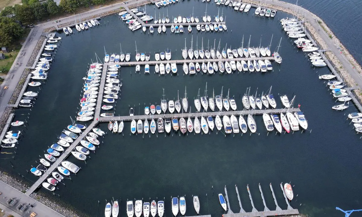 {"base": "da", "no": "Kastrup sm\u00e5b\u00e5thavn. Nord basseng", "se": "Kastrup sm\u00e5b\u00e5tshamn. Nord bass\u00e4ng", "en": "Kastrup marina. North basin", "da": "Kastrup lystb\u00e5dehavn. Nord bassin"}