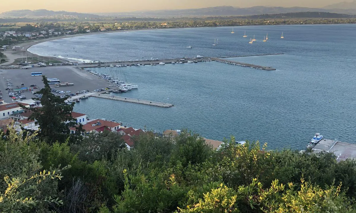 Katakolon: {"base": "en", "no": "Utsikt over Katakolo marina og bukt", "se": "Vy \u00f6ver Katakolo marina och vik", "en": "View of Katakolo marina and bay", "da": "Udsigt over Katakolo marina og bugt"}