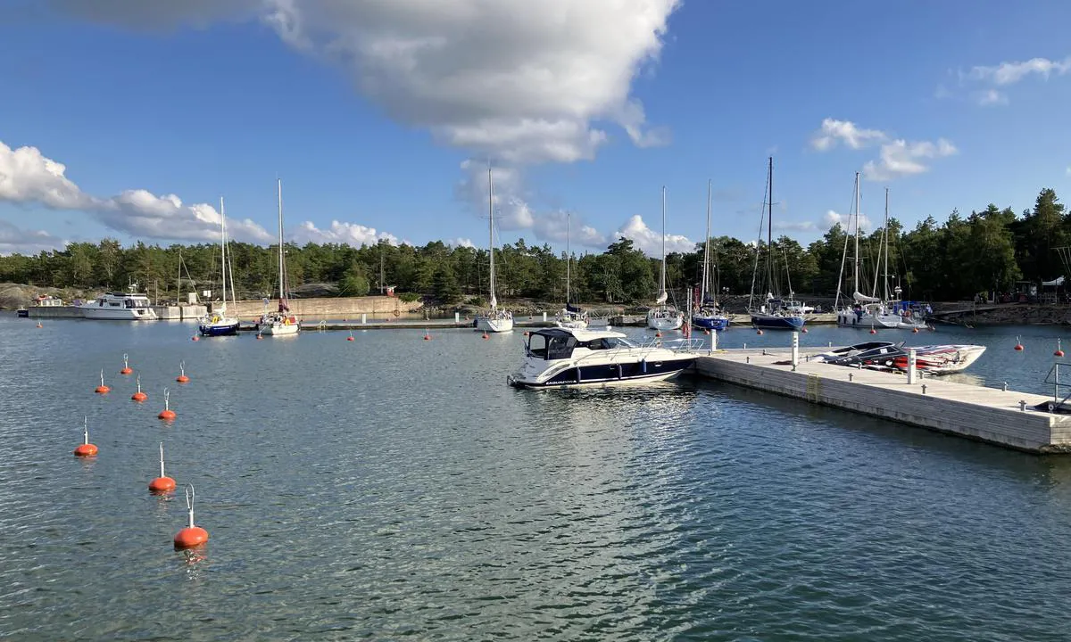 Katanpää: {"base": "se", "no": "Utsikt fra nordstranden", "se": "Vy fr\u00e5n norra stranden", "en": "View from the northern shore", "da": "Udsigt fra den nordlige strand", "fr": "Vue depuis la c\u00f4te nord", "de": "Blick von der Nordk\u00fcste", "es": "Vista desde la playa norte\u00f1a", "it": "Vista dalla riva nord", "pt": "Vista da praia norte", "nl": "Uitzicht vanaf de noordelijke oever", "pl": "Widok z p\u00f3\u0142nocnego brzegu", "uk": "\u0412\u0456\u0434 \u043f\u0456\u0432\u043d\u0456\u0447\u043d\u043e\u0433\u043e \u0431\u0435\u0440\u0435\u0433\u0430", "ro": "Vedere de pe \u021b\u0103rmul de nord", "tr": "Kuzey sahilinden manzara", "el": "\u0395\u03c0\u03b9\u03c3\u03ba\u03cc\u03c0\u03b7\u03c3\u03b7 \u03b1\u03c0\u03cc \u03c4\u03b7\u03bd \u03b2\u03cc\u03c1\u03b5\u03b9\u03b1 \u03b1\u03ba\u03c4\u03ae", "cs": "Od severn\u00edho b\u0159ehu", "hu": "Kil\u00e1t\u00e1s az \u00e9szaki partr\u00f3l", "fi": "N\u00e4kym\u00e4 pohjoisrannalta", "bg": "\u0413\u043b\u0435\u0434\u043a\u0430 \u043e\u0442 \u0441\u0435\u0432\u0435\u0440\u043d\u0438\u044f \u0431\u0440\u044f\u0433", "sr": "<p>\u041f\u043e\u0433\u043b\u0435\u0434 \u0441\u0430 \u0441\u0435\u0432\u0435\u0440\u043d\u0435 \u043e\u0431\u0430\u043b\u0435</p>", "et": "Vaade p\u00f5hjarannikult", "lv": "Skats no zieme\u013cu krasta", "lt": "Vaizdas i\u0161 \u0161iaurin\u0117s pakrant\u0117s"}