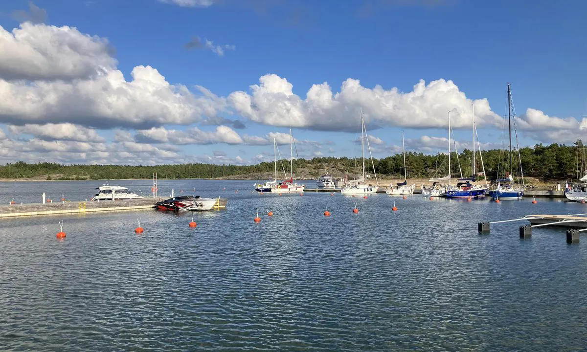 Katanpää: {"base": "se", "no": "Utsikt fra veststranden", "se": "Vy fr\u00e5n v\u00e4stra stranden", "en": "View from the western shore", "da": "Udsigt fra den vestlige strand", "fr": "Vue depuis la rive ouest", "de": "Ansicht von der Westk\u00fcste", "es": "Vista desde la costa occidental", "it": "Vista dalla spiaggia occidentale", "pt": "Vista da costa oeste", "nl": "Uitzicht vanaf het westelijke strand", "pl": "Widok z zachodniego brzegu", "uk": "\u0412\u0438\u0433\u043b\u044f\u0434 \u0437 \u0437\u0430\u0445\u0456\u0434\u043d\u043e\u0433\u043e \u0431\u0435\u0440\u0435\u0433\u0430", "ro": "Vedere de pe \u021b\u0103rmul vestic", "tr": "Bat\u0131 sahilinden manzara", "el": "\u0398\u03ad\u03b1 \u03b1\u03c0\u03cc \u03c4\u03b7\u03bd \u03b4\u03c5\u03c4\u03b9\u03ba\u03ae \u03b1\u03ba\u03c4\u03ae", "cs": "Vy ze z\u00e1padn\u00edho pob\u0159e\u017e\u00ed", "hu": "Kil\u00e1t\u00e1s a nyugati partr\u00f3l", "fi": "N\u00e4kym\u00e4 l\u00e4nsirannalta", "bg": "\u0418\u0437\u0433\u043b\u0435\u0434 \u043e\u0442 \u0437\u0430\u043f\u0430\u0434\u043d\u0438\u044f \u0431\u0440\u044f\u0433", "sr": "Pogled sa zapadne obale", "et": "Vaade l\u00e4\u00e4nes rannast", "lv": "Skats no rietumu krasta", "lt": "Vaizdas nuo vakarinio kranto"}