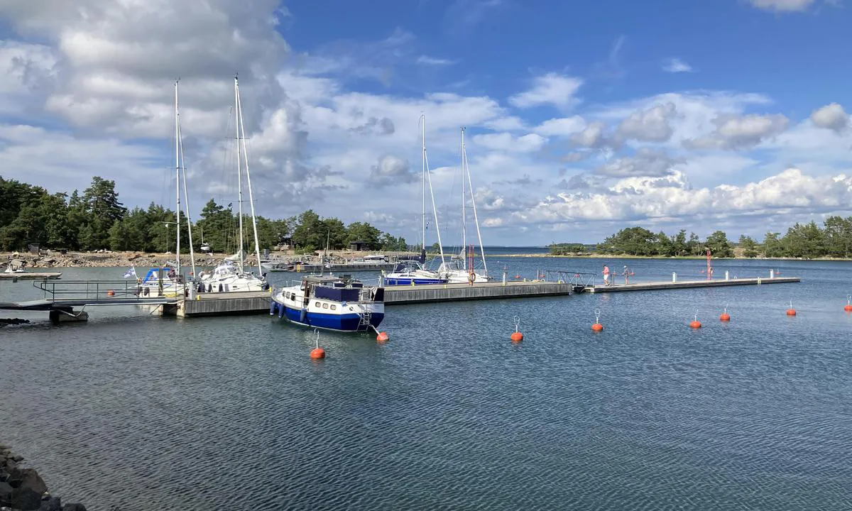Katanpää: En pärla mitt i skärgårdshavets nationalpark. Kulturhistoriskt besöksmål, har tidigare inhyst fångar och värnpliktiga. Fina kullerstensgator och promenadstigar med infoskyltar. Välstädade toaletter & dusch. Café. Det går att beställa nybakade frallor till frukost. Vind- och vågskyddad hamn för alla vindar (mindre bra vid ostlig vind). Bojförtöjning (det finns många bojar).