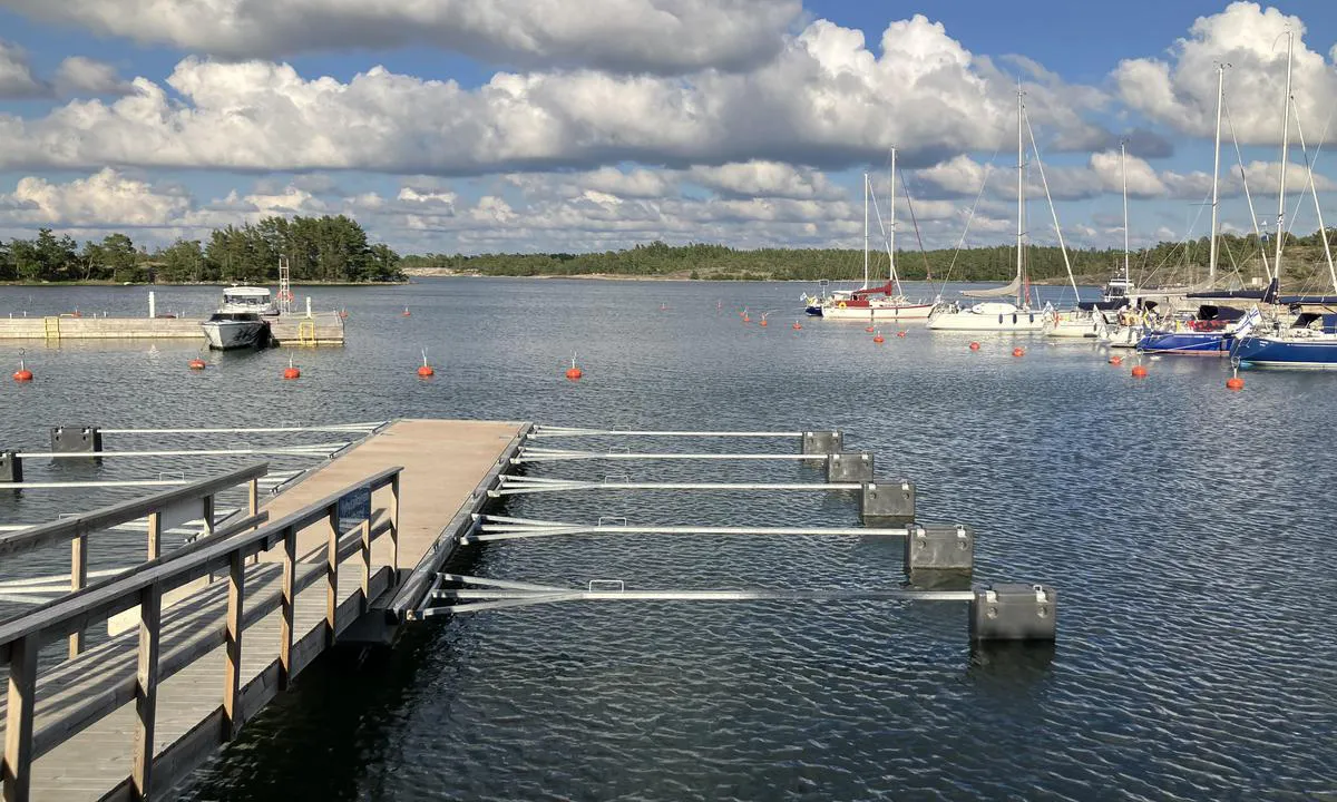 Katanpää: {"base": "se", "no": "Utsikt fra veststranden", "se": "Vy fr\u00e5n v\u00e4stra stranden", "en": "View from the western shore", "da": "Udsigt fra vestlige strand", "fr": "Vue depuis la rive ouest", "de": "Blick von der Westk\u00fcste", "es": "Vista desde la playa occidental", "it": "Vista dalla riva occidentale", "pt": "Vis\u00e3o da praia ocidental", "nl": "Uitzicht vanaf de westelijke oever", "pl": "Widok z zachodniego brzegu", "uk": "\u0412\u0438\u0434 \u0456\u0437 \u0437\u0430\u0445\u0456\u0434\u043d\u043e\u0433\u043e \u0431\u0435\u0440\u0435\u0433\u0430", "ro": "Vedere de pe malul vestic", "tr": "Bat\u0131 sahilinden g\u00f6r\u00fcn\u00fcm", "el": "\u0398\u03ad\u03b1 \u03b1\u03c0\u03cc \u03c4\u03b7 \u03b4\u03c5\u03c4\u03b9\u03ba\u03ae \u03c0\u03b1\u03c1\u03b1\u03bb\u03af\u03b1", "cs": "Vy od z\u00e1padn\u00edho pob\u0159e\u017e\u00ed", "hu": "Kil\u00e1t\u00e1s a nyugati partr\u00f3l", "fi": "N\u00e4kym\u00e4 l\u00e4nsirannalta", "bg": "\u0418\u0437\u0433\u043b\u0435\u0434 \u043e\u0442 \u0437\u0430\u043f\u0430\u0434\u043d\u0438\u044f \u0431\u0440\u044f\u0433", "sr": "Pogled sa zapadne obale", "et": "Vaade l\u00e4\u00e4nerannalt", "lv": "Skats no rietumu krasta", "lt": "Vaizdas i\u0161 vakarinio kranto"}
