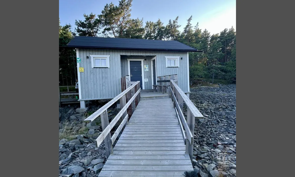 Katanpää: {"base": "en", "no": "Toalett og dusj", "se": "Toalett och dusch", "en": "Toilet and shower", "da": "Toilet og bruser", "fr": "Toilettes et douche", "de": "Toilette und Dusche", "es": "Ba\u00f1o y ducha", "it": "Toilette e doccia", "pt": "Sanit\u00e1rio e chuveiro", "nl": "Toilet en douche", "pl": "Toaleta i prysznic", "uk": "\u0422\u0443\u0430\u043b\u0435\u0442 \u0456 \u0434\u0443\u0448", "ro": "Toalet\u0103 \u0219i du\u0219", "tr": "Tuvalet ve du\u015f", "el": "\u03a4\u03bf\u03c5\u03b1\u03bb\u03ad\u03c4\u03b1 \u03ba\u03b1\u03b9 \u03bd\u03c4\u03bf\u03c5\u03c2", "cs": "Toaleta a sprcha", "hu": "WC \u00e9s zuhanyz\u00f3", "fi": "Vessa ja suihku", "bg": "\u0422\u043e\u0430\u043b\u0435\u0442\u043d\u0430 \u0438 \u0434\u0443\u0448", "sr": "Toalet i tu\u0161", "et": "Tualett ja du\u0161\u0161", "lv": "Tualete un du\u0161a", "lt": "Tualetas ir du\u0161as"}