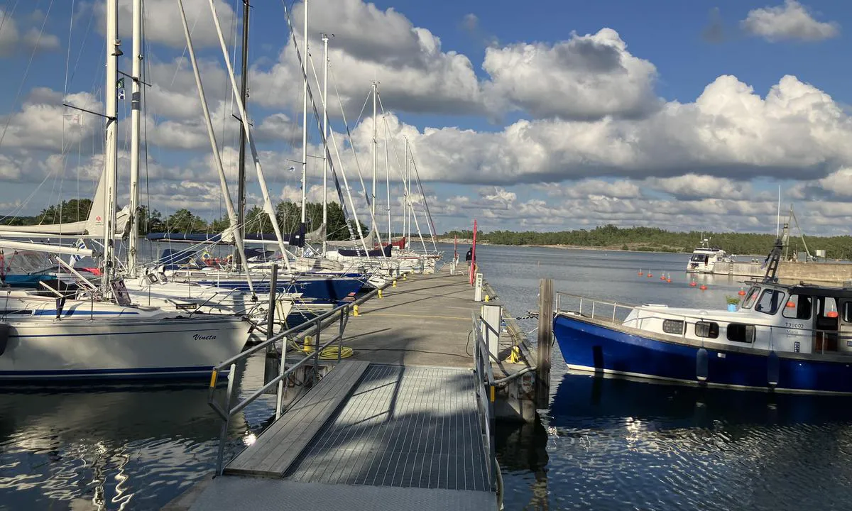 Katanpää: {"base": "se", "no": "Utsikt mot hovedbryggen, vestre strand (av bukten som finnes p\u00e5 Katanp\u00e4\u00e4\u2019s N\u00d8 hj\u00f8rne)", "se": "Vy ut mot huvudbryggan, v\u00e4stra stranden (av bukten som finns p\u00e5 Katanp\u00e4\u00e4\u2019s N\u00d6 h\u00f6rn)", "en": "View out towards the main dock, western shore (of the bay located at Katanp\u00e4\u00e4\u2019s NE corner)", "da": "Udsigt mod hovedbroen, den vestlige strand (af bugten ved Katanp\u00e4\u00e4\u2019s N\u00d8 hj\u00f8rne)", "fr": "Vue sur la jet\u00e9e principale, rive ouest (de la baie situ\u00e9e au coin NE de Katanp\u00e4\u00e4)", "de": "Blick auf die Hauptpier, Weststrand (der Bucht, die sich an der nord\u00f6stlichen Ecke von Katanp\u00e4\u00e4 befindet)", "es": "Vista hacia el muelle principal, la playa oeste (de la bah\u00eda que se encuentra en la esquina noreste de Katanp\u00e4\u00e4)", "it": "Vista verso il pontone principale, riva occidentale (della baia che si trova all'angolo nord-est di Katanp\u00e4\u00e4)", "pt": "Vista em dire\u00e7\u00e3o ao pont\u00e3o principal, margem oeste (da ba\u00eda que se encontra no canto NE de Katanp\u00e4\u00e4)", "nl": "Uitzicht naar de hoofdpier, westelijke strand (van de baai die zich bevindt in de NO hoek van Katanp\u00e4\u00e4)", "pl": "Widok na g\u0142\u00f3wny pomost, zachodni brzeg (zatoki znajduj\u0105cej si\u0119 na p\u00f3\u0142nocno-wschodnim rogu Katanp\u00e4\u00e4)", "uk": "\u0412\u0438\u0439\u0434\u0456\u0442\u044c \u0434\u043e \u0433\u043e\u043b\u043e\u0432\u043d\u043e\u0433\u043e \u043f\u0440\u0438\u0447\u0430\u043b\u0443, \u0437\u0430\u0445\u0456\u0434\u043d\u043e\u0433\u043e \u0431\u0435\u0440\u0435\u0433\u0430 (\u0437\u0430\u0442\u043e\u043a\u0438, \u0449\u043e \u0437\u043d\u0430\u0445\u043e\u0434\u0438\u0442\u044c\u0441\u044f \u043d\u0430 \u043f\u0456\u0432\u043d\u0456\u0447\u043d\u043e-\u0441\u0445\u0456\u0434\u043d\u043e\u043c\u0443 \u043a\u0443\u0442\u0456 \u041a\u0430\u0442\u0430\u043d\u043f\u044f\u044f)", "ro": "Priveli\u0219te c\u0103tre pontonul principal, \u021b\u0103rmul vestic (al golfului care se afl\u0103 \u00een col\u021bul NE al Katanp\u00e4\u00e4)", "tr": "G\u00f6r\u00fcn\u00fcm ana iskeleye do\u011fru, bat\u0131 k\u0131y\u0131s\u0131 (Katanp\u00e4\u00e4\u2019n\u0131n KD k\u00f6\u015fesinde bulunan k\u00f6rfezde)", "el": "\u0398\u03ad\u03b1 \u03c0\u03c1\u03bf\u03c2 \u03c4\u03b7\u03bd \u03ba\u03cd\u03c1\u03b9\u03b1 \u03c0\u03c1\u03bf\u03b2\u03bb\u03ae\u03c4\u03b1, \u03b4\u03c5\u03c4\u03b9\u03ba\u03ae \u03c0\u03b1\u03c1\u03b1\u03bb\u03af\u03b1 (\u03c4\u03bf\u03c5 \u03ba\u03cc\u03bb\u03c0\u03bf\u03c5 \u03c0\u03bf\u03c5 \u03b2\u03c1\u03af\u03c3\u03ba\u03b5\u03c4\u03b1\u03b9 \u03c3\u03c4\u03b7\u03bd \u03b2\u03bf\u03c1\u03b5\u03b9\u03bf\u03b1\u03bd\u03b1\u03c4\u03bf\u03bb\u03b9\u03ba\u03ae \u03b3\u03c9\u03bd\u03af\u03b1 \u03c4\u03b7\u03c2 \u039a\u03ac\u03c4\u03b1\u03bd\u03c0\u00e4\u00e4)", "cs": "Vy sm\u011brem k hlavn\u00edmu molu, z\u00e1padn\u00ed b\u0159eh (z\u00e1livu, kter\u00fd se nach\u00e1z\u00ed na severov\u00fdchodn\u00edm rohu Katanp\u00e4\u00e4)", "hu": "Kil\u00e1t\u00e1s a f\u0151 m\u00f3l\u00f3ra, a nyugati partra (az \u00f6b\u00f6lre, amely Katanp\u00e4\u00e4 \u00e9szakkeleti sark\u00e1n tal\u00e1lhat\u00f3)", "fi": "N\u00e4kym\u00e4 kohti p\u00e4\u00e4laituria, l\u00e4nsirannalle (lahdelta, joka sijaitsee Katanp\u00e4\u00e4n koilliskulmassa)", "bg": "\u0413\u043b\u0435\u0434\u043a\u0430 \u043a\u044a\u043c \u0433\u043b\u0430\u0432\u043d\u0438\u044f \u043a\u0435\u0439, \u0437\u0430\u043f\u0430\u0434\u043d\u0438\u044f\u0442 \u0431\u0440\u044f\u0433 (\u043d\u0430 \u0437\u0430\u043b\u0438\u0432\u0430, \u043a\u043e\u0439\u0442\u043e \u0441\u0435 \u043d\u0430\u043c\u0438\u0440\u0430 \u0432 \u0441\u0435\u0432\u0435\u0440\u043e\u0438\u0437\u0442\u043e\u0447\u043d\u0438\u044f \u044a\u0433\u044a\u043b \u043d\u0430 \u041a\u0430\u0442\u0430\u043d\u043f\u00e4\u00e4)", "sr": "Pogled prema glavnom pristani\u0161tu, zapadna obala (zaliva koji se nalazi u severoisto\u010dnom uglu Katanp\u00e4\u00e4)", "et": "Vaade peakaile, l\u00e4\u00e4nerannik (lahelt, mis asub Katanp\u00e4\u00e4 kirde nurgas)", "lv": "Skats uz galveno piest\u0101tni, rietumu krastu (l\u012b\u010da, kas atrodas Katanp\u00e4\u00e4 ZR st\u016br\u012b)", "lt": "Pa\u017evelkite link pagrindinio liepto, vakarin\u0117s pakrant\u0117s (lanko, kuris yra Katanp\u00e4\u00e4 \u0161iaur\u0117s ryt\u0173 kampe)"}