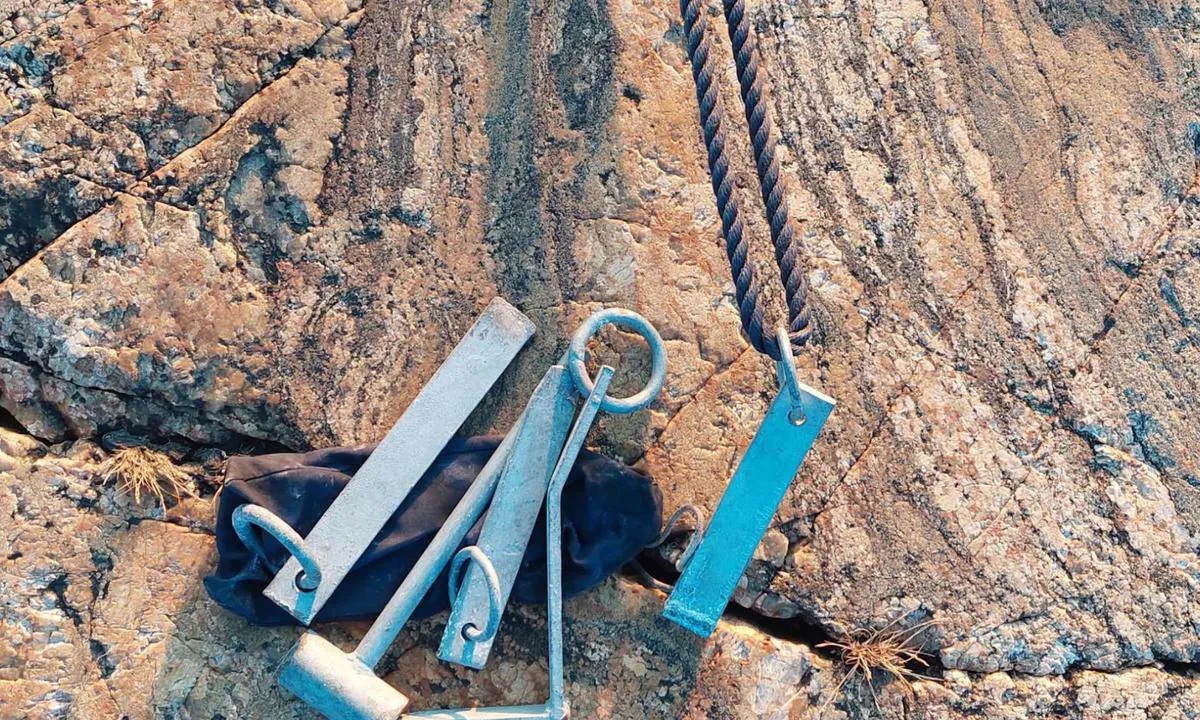 Katkuru: {"base": "fi", "no": "Det er en b\u00f8yle i fjellet, men det andre tauet er festet med fjellbolter.", "se": "Det finns en \u00f6gla i klippan men den andra linan \u00e4r f\u00e4st med klippkilar", "en": "There is a loop in the rock but another rope with climbing wedges", "da": "Der er en b\u00f8je p\u00e5 klippen, men den anden line er p\u00e5 klippekroge", "fr": "Il y a une boucle dans le rocher mais l'autre corde est maintenue par des pitons", "de": "Es gibt einen Schlingenanker im Felsen, aber das andere Seil ist an Felsringen befestigt.", "es": "Hay un lazo en la roca pero la otra cuerda est\u00e1 con clavijas en la roca", "it": "C'\u00e8 un anello nella roccia, ma un'altra corda con pioli di roccia", "pt": "H\u00e1 um anel na rocha, mas a outra corda deve ser amarrada com pitons nas rochas", "nl": "Er is een lus in de rots, maar het andere touw is bij de klimijzers op de rots bevestigd.", "pl": "Jest p\u0119tla na ska\u0142ach, ale druga lina z ko\u0142kami skalnymi", "uk": "\u0404 \u043a\u0456\u043b\u044c\u0446\u0435 \u043d\u0430 \u0441\u043a\u0435\u043b\u0456, \u0430\u043b\u0435 \u0456\u043d\u0448\u0438\u0439 \u043a\u0430\u043d\u0430\u0442 \u0437\u0430\u043a\u0440\u0456\u043f\u043b\u0435\u043d\u0438\u0439 \u043a\u0456\u043b\u043a\u0430\u043c\u0438 \u043d\u0430 \u0441\u043a\u0435\u043b\u0456", "ro": "Exist\u0103 o bucl\u0103 \u00een st\u00e2nc\u0103, dar cealalt\u0103 fr\u00e2nghie este ancorat\u0103 cu cleme pe st\u00e2nc\u0103", "tr": "Kayada bir halka var ama di\u011fer ip kaya kamalar\u0131yla", "el": "Y\u03c0\u03ac\u03c1\u03c7\u03b5\u03b9 \u03b4\u03ad\u03c3\u03c4\u03c1\u03b1 \u03c3\u03c4\u03bf \u03b2\u03c1\u03ac\u03c7\u03bf \u03b1\u03bb\u03bb\u03ac \u03c4\u03bf \u03b4\u03b5\u03cd\u03c4\u03b5\u03c1\u03bf \u03c3\u03c7\u03bf\u03b9\u03bd\u03af \u03bc\u03b5 \u03b2\u03c1\u03b1\u03c7\u03bf\u03c0\u03ac\u03c1\u03c1\u03b1.", "cs": "Smy\u010dka ve sk\u00e1le, ale druh\u00e9 lano na skaln\u00edch lil\u00e1ch", "hu": "Van egy hurok a szikl\u00e1n, de a m\u00e1sik k\u00f6t\u00e9l sziklakapcsokon van", "fi": "On lenkki kalliossa mutta toinen k\u00f6ysi kallioliiloilla", "bg": "\u0418\u043c\u0430 \u043f\u0440\u0438\u043c\u043a\u0430 \u0432 \u0441\u043a\u0430\u043b\u0430\u0442\u0430, \u043d\u043e \u0434\u0440\u0443\u0433\u043e\u0442\u043e \u0432\u044a\u0436\u0435 \u0435 \u0437\u0430\u043a\u0430\u0447\u0435\u043d\u043e \u0437\u0430 \u043a\u043b\u0438\u043d\u043e\u0432\u0435 \u0432 \u0441\u043a\u0430\u043b\u0430\u0442\u0430.", "sr": "\u041d\u0430 \u0441\u0442\u0435\u043d\u0438 \u0438\u043c\u0430 \u043e\u043a\u043e\u0432\u0430, \u0430\u043b\u0438 \u0434\u0440\u0443\u0433\u0438 \u043a\u043e\u043d\u043e\u043f\u0430\u0446 \u0458\u0435 \u0432\u0435\u0437\u0430\u043d \u0437\u0430 \u043a\u0430\u043c\u0435\u043d\u0435 \u043a\u043b\u0438\u043d\u043e\u0432\u0435", "et": "Kaljul on aas, aga teine k\u00f6is on kaljun\u00f6\u00f6ril", "lv": "Ir cilpa klint\u012b, bet otra virve ar klin\u0161u dzel\u017eiem", "lt": "Yra kilpa ant uolos, bet kita virv\u0117 su uolos kilpomis"}