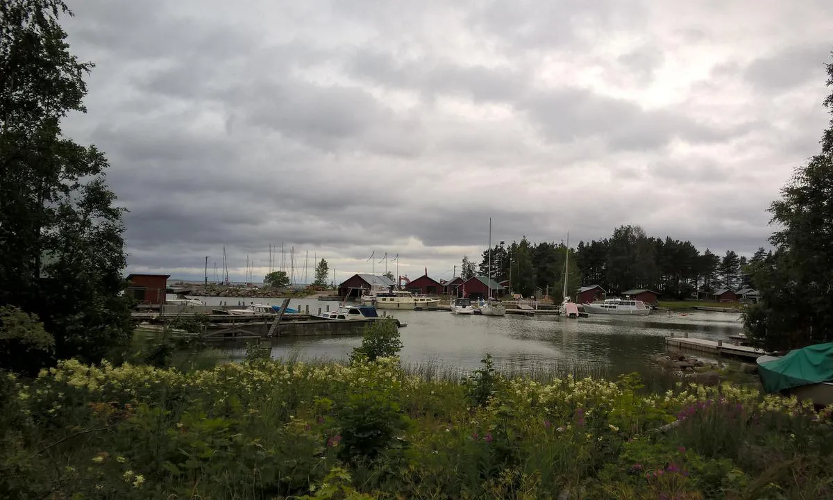 Kaunissaari, Pyhtää: {"base": "en", "no": "I indre havn, veldig god beskyttelse, men ikke g\u00e5 til lokalbefolkningens brygge, den er p\u00e5 h\u00f8yre side og merket. Dette omr\u00e5det er ogs\u00e5 veldig grunt.", "se": "I innre hamnen finns mycket bra skydd, men g\u00e5 inte till den lokala bryggan, den ligger p\u00e5 h\u00f6ger sida och \u00e4r markerad. Detta omr\u00e5de \u00e4r ocks\u00e5 mycket grunt.", "en": "In side harbour, very good protection, but do not enter local's pier, it's on the right side & marked. This area is also very shallow.", "da": "Inde i havnen, meget god beskyttelse, men indg\u00e5 ikke p\u00e5 lokales mole, den er p\u00e5 h\u00f8jre side og markeret. Dette omr\u00e5de er ogs\u00e5 meget lavvandet."}