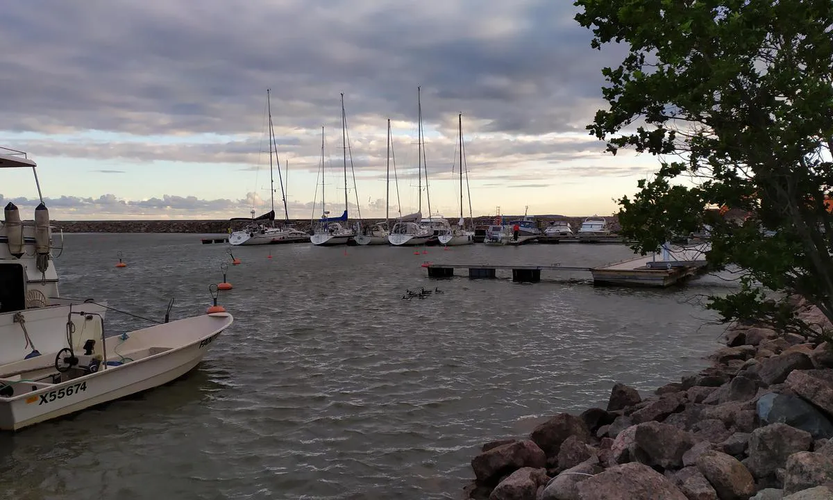 Kaunissaari, Pyhtää: {"base": "en", "no": "Du m\u00e5 f\u00f8lge merket sti, ikke anbefalt \u00e5 g\u00e5 inn etter solnedgang.", "se": "Du m\u00e5ste f\u00f6lja den markerade v\u00e4gen, det rekommenderas inte att g\u00e5 in efter solnedg\u00e5ngen.", "en": "You must follow marked path, not recommended to enter after sunset.", "da": "Du skal f\u00f8lge den markerede vej, det anbefales ikke at ankomme efter solnedgang."}