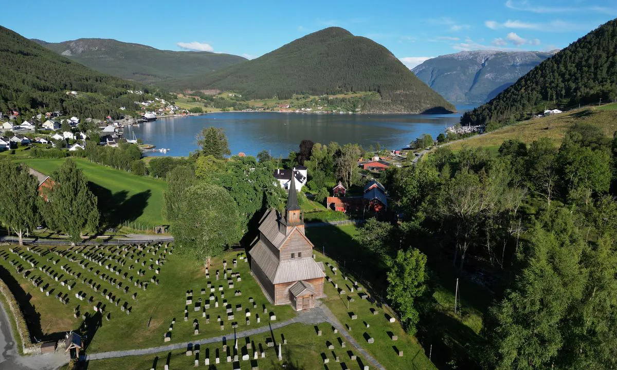 Kaupanger gjestehavn: {"base": "no", "no": "Her finn ein ogs\u00e5 den nest eldste stavkyrkja i landet, med ein spennande historie.  Det er ikkje guide der sommaren 2024.", "se": "H\u00e4r hittar man ocks\u00e5 den n\u00e4st \u00e4ldsta stavkyrkan i landet, med en sp\u00e4nnande historia. Det finns ingen guide d\u00e4r sommaren 2024.", "en": "Here you will also find the second oldest stave church in the country, with an exciting history. There is no guide there in the summer of 2024.", "da": "Her finder man ogs\u00e5 den n\u00e6st\u00e6ldste stavkirke i landet, med en sp\u00e6ndende historie. Der er ingen guide der sommeren 2024."}