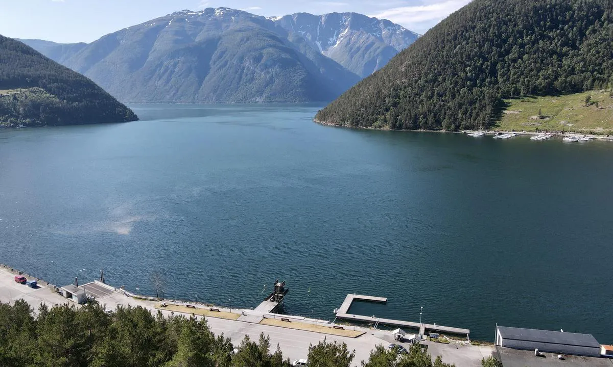 Kaupanger gjestehavn: {"base": "en", "no": "Godt beskyttet havn. Unntatt fra s\u00f8r\u00f8st.", "se": "V\u00e4l skyddad hamn. F\u00f6rutom fr\u00e5n sydost.", "en": "Well protected harbour. Exept from south east.", "da": "Godt beskyttet havn. Bortset fra syd\u00f8st."}