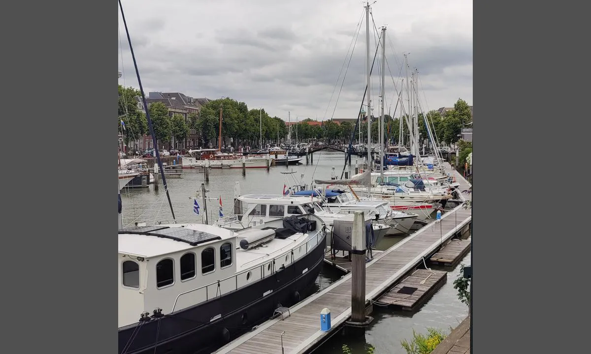 KDR & ZV “De Nieuwe Haven”: {"base": "no", "no": "Super havn midt i sentrum. Broen \u00e5pner hver hele og halve time. Dybde i havnen er 2,5 meter. Rent sanit\u00e6ranlegg.", "se": "Super hamn mitt i centrum. Bron \u00f6ppnar varje hel och halv timme. Djupet i hamnen \u00e4r 2,5 meter. Rent sanitetsanl\u00e4ggning.", "en": "Super harbor in the middle of downtown. The bridge opens every full and half hour. Depth in the harbor is 2.5 meters. Clean sanitary facilities.", "da": "Super havn midt i centrum. Broen \u00e5bner hver hele og halve time. Dybde i havnen er 2,5 meter. Rent sanit\u00e6ranl\u00e6g."}