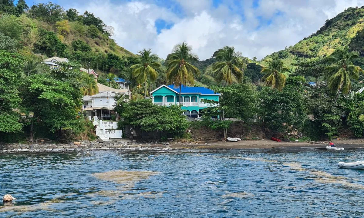Keartons Bay: {"base": "en", "no": "mye hyggeligere sted enn Wallilabou Bay (kun 15 minutters gange unna), 5..6 fort\u00f8yningsplasser ved b\u00f8yer som tilh\u00f8rer Rock Side Cafe, Rosi fra Bielefeld er en veldig hyggelig person og m\u00e5ltidene er deilige, flott sted \u00e5 se solnedgangen med en kald cocktail<br>nord for er det steiner, v\u00e6r oppmerksom", "se": "mycket trevligare plats \u00e4n Wallilabou Bay (bara 15 minuters promenad bort), 5..6 f\u00f6rt\u00f6jningsplatser vid bojar som tillh\u00f6r Rock Side Cafe, Rosi fr\u00e5n Bielefeld \u00e4r en mycket trevlig person och m\u00e5ltiderna \u00e4r uts\u00f6kta, bra st\u00e4lle att titta p\u00e5 solnedg\u00e5ngen med en kall cocktail p\u00e5 norra sidan finns det klippor, var uppm\u00e4rksam", "en": "much nicer place than Wallilabou Bay (only 15 min walk away), 5..6 mooring places at buoys belonging to the Rock Side Cafe, Rosi aus Bielefeld is a very nice person and the meals are delicious, great place to watch the sunset having a cold cocktail\r\nat the north side there are rocks, pay attention", "da": "meget p\u00e6nere sted end Wallilabou Bay (kun 15 minutters g\u00e5tur v\u00e6k), 5-6 fort\u00f8jningspladser ved b\u00f8jer tilh\u00f8rende Rock Side Cafe, Rosi fra Bielefeld er en meget venlig person og m\u00e5ltiderne er l\u00e6kre, fantastisk sted at se solnedgangen med en kold cocktail<br>p\u00e5 nordsiden er der klipper, v\u00e6r opm\u00e6rksom"}