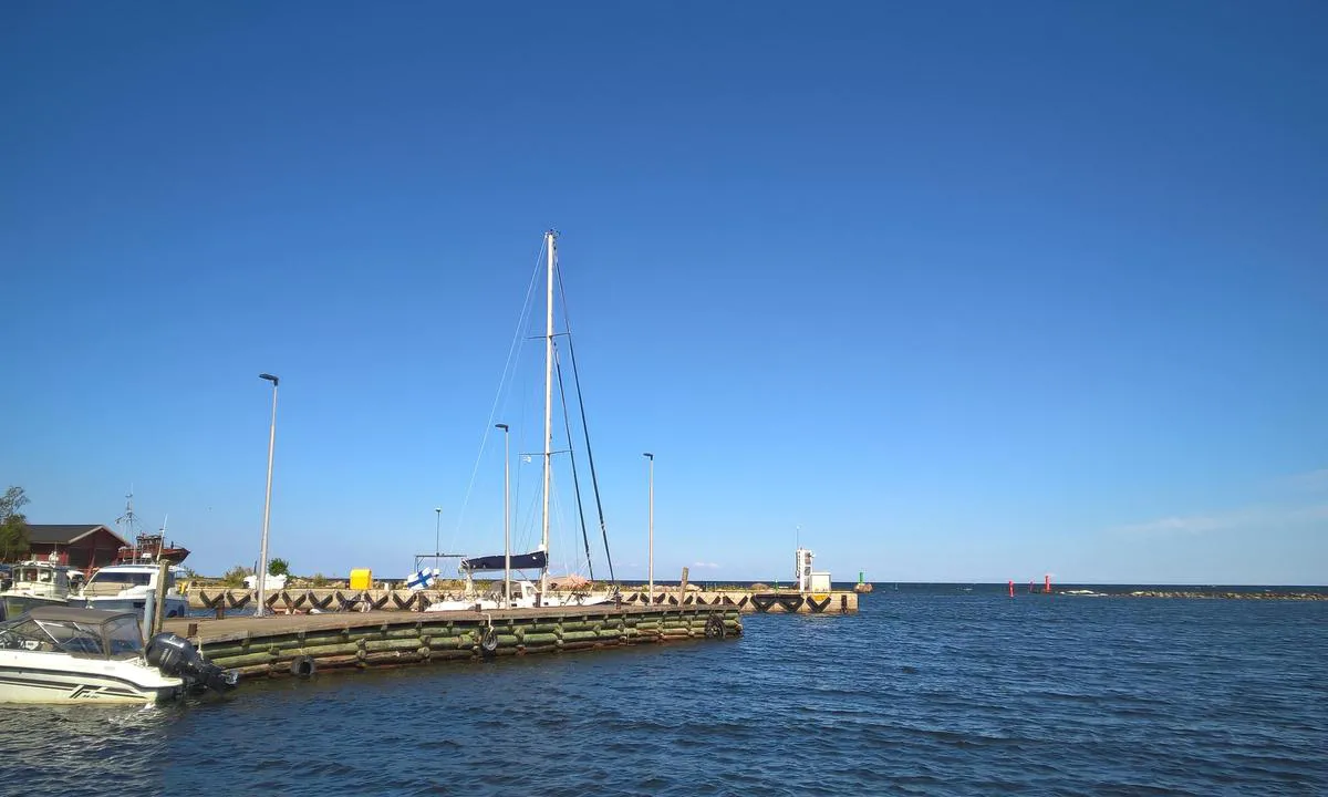 Kelnase Marina: Harbour enterange is tricky when there is high winds