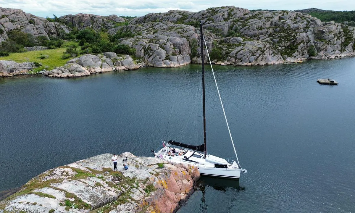 Keö - SXK Västkust bouy: {"base": "no", "no": "God longsideplass i le for alle vinder. God dybde (5m+)", "se": "God l\u00e5ngplats i l\u00e4 f\u00f6r alla vindar. Bra djup (5m+)", "en": "Good alongside berth sheltered from all winds. Good depth (5m+).", "da": "God langskibsplads i l\u00e6 for alle vinde. God dybde (5m+)"}