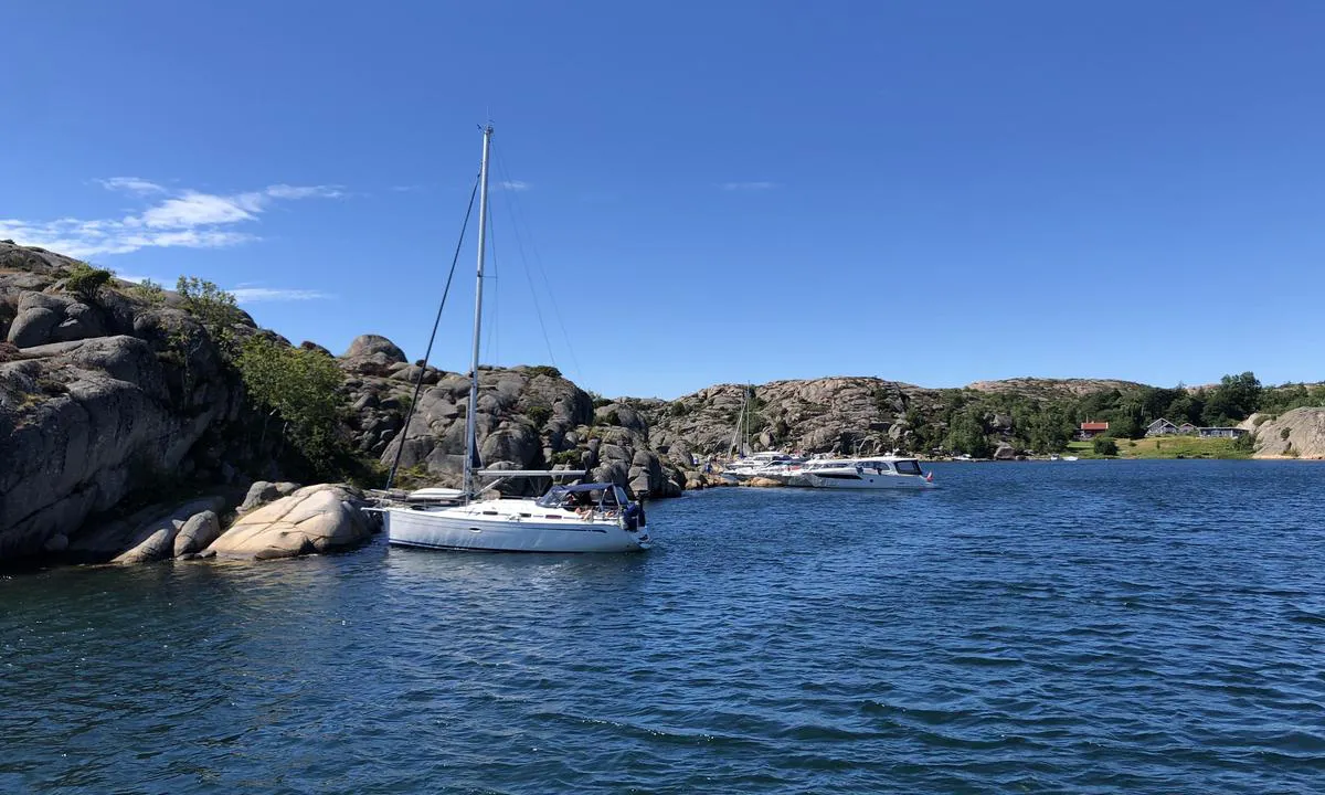 There are several places to moor against the rocks on Keö