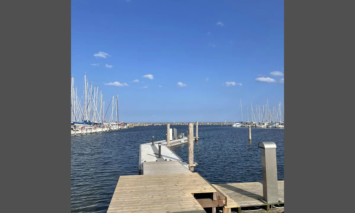 Kerteminde Havn og Marina: {"base": "se", "no": "Servicebrygga - toalett\u00f8mming og diesel p\u00e5 ny brygge inne i marinaen.", "se": "Servicebrygga - wc-t\u00f6mning och disel p\u00e5 ny brygga inne i marinan.", "en": "Service dock - waste disposal and diesel at the new dock inside the marina.", "da": "Servicebro - toilet-t\u00f8mning og diesel p\u00e5 ny bro inde i marinaen.", "fr": "Ponton de service - vidange des toilettes et diesel sur un nouveau ponton \u00e0 l'int\u00e9rieur de la marina.", "de": "Servicepier - WC-Entleerung und Diesel an einem neuen Pier im Yachthafen.", "es": "Muelle de servicio - vaciado de wc y diesel en nuevo muelle dentro de la marina.", "it": "Pontile di servizio - svuotamento wc e diesel su nuovo pontile all'interno del marina.", "pt": "P\u00eder de servi\u00e7o - esvaziamento do WC e diesel no novo p\u00eder dentro da marina.", "nl": "Servicesteiger - wc- lozing en diesel op nieuwe steiger binnen de jachthaven.", "pl": "Nabrze\u017ce serwisowe - opr\u00f3\u017cnianie WC i paliwo diesel na nowym nabrze\u017cu wewn\u0105trz mariny.", "uk": "\u041f\u0440\u0438\u0447\u0430\u043b\u044c\u043d\u0430 \u0441\u043b\u0443\u0436\u0431\u0430 - \u0437\u043b\u0438\u0432\u0430\u043d\u043d\u044f \u0442\u0443\u0430\u043b\u0435\u0442\u0443 \u0442\u0430 \u0434\u0438\u0437\u0435\u043b\u044c\u043d\u0435 \u043f\u0430\u043b\u0438\u0432\u043e \u043d\u0430 \u043d\u043e\u0432\u043e\u043c\u0443 \u043f\u0440\u0438\u0447\u0430\u043b\u0456 \u0432\u0441\u0435\u0440\u0435\u0434\u0438\u043d\u0456 \u043c\u0430\u0440\u0438\u043d\u0438.", "ro": "Debarcader de serviciu - golire WC \u0219i diesel pe debarcaderul nou din interiorul marinei.", "tr": "Hizmet iskelesi - marina i\u00e7inde yeni iskelede tuvalet bo\u015faltma ve dizel.", "el": "\u03a0\u03c1\u03bf\u03b2\u03bb\u03ae\u03c4\u03b1 \u03b5\u03be\u03c5\u03c0\u03b7\u03c1\u03ad\u03c4\u03b7\u03c3\u03b7\u03c2 - \u03ac\u03b4\u03b5\u03b9\u03b1\u03c3\u03bc\u03b1 WC \u03ba\u03b1\u03b9 \u03c0\u03b5\u03c4\u03c1\u03ad\u03bb\u03b1\u03b9\u03bf \u03c3\u03b5 \u03bd\u03ad\u03b1 \u03c0\u03c1\u03bf\u03b2\u03bb\u03ae\u03c4\u03b1 \u03bc\u03ad\u03c3\u03b1 \u03c3\u03c4\u03b7 \u03bc\u03b1\u03c1\u03af\u03bd\u03b1.", "cs": "Servisn\u00ed molo - vyprazd\u0148ov\u00e1n\u00ed WC a nafta na nov\u00e9m molu v marin\u011b.", "hu": "Szervizst\u00e9g - WC-\u00fcr\u00edt\u00e9s \u00e9s d\u00edzel az \u00faj st\u00e9gn\u00e9l a marin\u00e1n bel\u00fcl.", "fi": "Huoltosilta - wc-tyhjennys ja diesel uudella laiturilla marinassa.", "bg": "\u0421\u0435\u0440\u0432\u0438\u0437\u0435\u043d \u043f\u043e\u043d\u0442\u043e\u043d - \u0438\u0437\u043f\u0440\u0430\u0437\u0432\u0430\u043d\u0435 \u043d\u0430 \u0441\u0430\u043d\u0438\u0442\u0430\u0440\u043d\u0438 \u0432\u044a\u0437\u043b\u0438 \u0438 \u0434\u0438\u0437\u0435\u043b \u043d\u0430 \u043d\u043e\u0432 \u043f\u043e\u043d\u0442\u043e\u043d \u0432 \u043c\u0430\u0440\u0438\u043d\u0430\u0442\u0430.", "sr": "Servisna pristani\u0161tva - pra\u017enjenje toaleta i dizel na novom pristani\u0161tu unutar marine.", "et": "Teeninduskai - wc t\u00fchjendamine ja diisel uuelt kai pealt, mis asub jahtklubi sees.", "lv": "Pakalpojumu piest\u0101tne - tualetes iztuk\u0161o\u0161ana un d\u012bzelis uz jaunas piest\u0101tnes marina teritorij\u0101.", "lt": "Aptarnavimo prieplauka - WC i\u0161tu\u0161tinimas ir dyzelinas ant naujos prieplaukos marinos viduje."}
