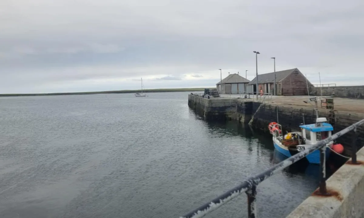 Kettletoft Pier: {"base": "no", "no": "Brygge med muligheter til \u00e5 legge til longside ytterst, men v\u00e6r obs p\u00e5 dybden. Stiger ned til vannet for \u00e5 klatre opp ved lavvann", "se": "Brygga med m\u00f6jligheter att l\u00e4gga till l\u00e5ngsides ytterst, men var uppm\u00e4rksam p\u00e5 djupet. Stegar ner till vattnet f\u00f6r att kl\u00e4ttra upp vid l\u00e5gvatten", "en": "Dock with the possibility to moor alongside at the outer edge, but be aware of the depth. Ladders down to the water to climb up at low tide.", "da": "Badebro med mulighed for at l\u00e6gge til langskibs yderst, men v\u00e6r opm\u00e6rksom p\u00e5 dybden. Stiger ned til vandet for at klatre op ved lavvande", "fr": "Quai avec possibilit\u00e9 d'amarrage longside \u00e0 l'ext\u00e9rieur, mais faites attention \u00e0 la profondeur. \u00c9chelles descendant \u00e0 l'eau pour grimper en cas de mar\u00e9e basse", "de": "Steg mit Anlegem\u00f6glichkeiten l\u00e4ngsseits au\u00dfen, aber achten Sie auf die Tiefe. Leitern zum Wasser, um bei Niedrigwasser hinaufzuklettern", "es": "Muelle con posibilidades de atracar de costado en el extremo, pero tenga cuidado con la profundidad. Escaleras que bajan al agua para subir durante la marea baja", "it": "Banchina con possibilit\u00e0 di attracco longitudinale all'esterno, ma attenzione alla profondit\u00e0. Scalette che scendono fino all'acqua per risalire con la bassa marea.", "pt": "Cais com possibilidade de atracar ao lado na parte externa, mas fique atento \u00e0 profundidade. Escadas at\u00e9 a \u00e1gua para subir durante a mar\u00e9 baixa", "nl": "Steiger met mogelijkheden om aan de buitenkant langszij aan te leggen, maar let op de diepte. Trappen (of ladders) naar het water om bij laagwater op te klimmen.", "pl": "Przysta\u0144 z mo\u017cliwo\u015bci\u0105 cumowania longside na zewn\u0105trz, ale zwr\u00f3\u0107 uwag\u0119 na g\u0142\u0119boko\u015b\u0107. Drabinki prowadz\u0105ce do wody do wspinania si\u0119 przy niskim stanie wody.", "uk": "<p>\u041f\u0440\u0438\u0447\u0430\u043b, \u0434\u0435 \u043c\u043e\u0436\u043d\u0430 \u043f\u0440\u0438\u0448\u0432\u0430\u0440\u0442\u0443\u0432\u0430\u0442\u0438\u0441\u044f \u0431\u043e\u0440\u0442\u043e\u043c \u0437\u043e\u0432\u043d\u0456, \u0430\u043b\u0435 \u043e\u0441\u0442\u0435\u0440\u0456\u0433\u0430\u0439\u0442\u0435\u0441\u044c \u0433\u043b\u0438\u0431\u0438\u043d\u0438. \u0421\u0445\u043e\u0434\u0438, \u0449\u043e \u0432\u0435\u0434\u0443\u0442\u044c \u0434\u043e \u0432\u043e\u0434\u0438, \u0434\u043b\u044f \u043f\u0456\u0434\u0439\u043e\u043c\u0443 \u043f\u0456\u0434 \u0447\u0430\u0441 \u0432\u0456\u0434\u043f\u043b\u0438\u0432\u0443.</p>", "ro": "Pontoon cu posibilit\u0103\u021bi pentru a acosta pe partea exterioar\u0103, dar fi\u021bi aten\u021bi la ad\u00e2ncime. Sc\u0103ri p\u00e2n\u0103 la ap\u0103 pentru a te urca \u00een caz de reflux.", "tr": "\u0130skelenin en d\u0131\u015f k\u0131sm\u0131na kadar yana\u015fma imkan\u0131, ancak derinli\u011fe dikkat edin. Al\u00e7ak deniz seviyesinde t\u0131rmanmak i\u00e7in suya inen merdivenler", "el": "\u03a0\u03c1\u03bf\u03b2\u03bb\u03ae\u03c4\u03b1\u03c2 \u03bc\u03b5 \u03b4\u03c5\u03bd\u03b1\u03c4\u03cc\u03c4\u03b7\u03c4\u03b5\u03c2 \u03c0\u03c1\u03cc\u03c3\u03b4\u03b5\u03c3\u03b7\u03c2 \u03ba\u03b1\u03c4\u03ac \u03bc\u03ae\u03ba\u03bf\u03c2 \u03c3\u03c4\u03b7\u03bd \u03ac\u03ba\u03c1\u03b7, \u03b1\u03bb\u03bb\u03ac \u03c0\u03c1\u03bf\u03c3\u03ad\u03be\u03c4\u03b5 \u03c4\u03bf \u03b2\u03ac\u03b8\u03bf\u03c2. \u03a3\u03ba\u03ac\u03bb\u03b1 \u03c0\u03c1\u03bf\u03c2 \u03c4\u03b7 \u03b8\u03ac\u03bb\u03b1\u03c3\u03c3\u03b1 \u03b3\u03b9\u03b1 \u03bd\u03b1 \u03c3\u03ba\u03b1\u03c1\u03c6\u03b1\u03bb\u03ce\u03c3\u03b5\u03c4\u03b5 \u03c3\u03b5 \u03c7\u03b1\u03bc\u03b7\u03bb\u03ae \u03c0\u03b1\u03bb\u03af\u03c1\u03c1\u03bf\u03b9\u03b1", "cs": "Molo s mo\u017enost\u00ed p\u0159ist\u00e1n\u00ed pod\u00e9l okraje, ale pozor na hloubku. \u017deb\u0159\u00edky do vody pro v\u00fdstup p\u0159i odlivu", "hu": "M\u00f3l\u00f3, amely lehet\u0151s\u00e9get biztos\u00edt a k\u00fcls\u0151 oldal\u00e1n hosszanti kik\u00f6t\u00e9sre, de figyelj\u00fcnk a m\u00e9lys\u00e9gre. L\u00e9pcs\u0151k vezetnek le a v\u00edzhez, hogy ap\u00e1lykor fel lehessen m\u00e1szni.", "fi": "Laituri, johon voi kiinnitty\u00e4 pitkitt\u00e4in, mutta ole tarkkana syvyyden suhteen. Tikkaita alas veteen, jotta voi kiivet\u00e4 yl\u00f6s alavedell\u00e4.", "bg": "\u041f\u0440\u0438\u0441\u0442\u0430\u043d \u0441 \u0432\u044a\u0437\u043c\u043e\u0436\u043d\u043e\u0441\u0442\u0438 \u0437\u0430 \u043f\u0440\u0438\u0441\u0442\u0430\u0432\u0430\u043d\u0435 longside \u043d\u0430 \u0432\u044a\u043d\u0448\u043d\u0430\u0442\u0430 \u0447\u0430\u0441\u0442, \u043d\u043e \u0432\u043d\u0438\u043c\u0430\u0432\u0430\u0439\u0442\u0435 \u0437\u0430 \u0434\u044a\u043b\u0431\u043e\u0447\u0438\u043d\u0430\u0442\u0430. \u0418\u043c\u0430 \u0441\u0442\u044a\u043b\u0431\u0438 \u0437\u0430 \u0441\u043f\u0443\u0441\u043a\u0430\u043d\u0435 \u043a\u044a\u043c \u0432\u043e\u0434\u0430\u0442\u0430, \u0437\u0430 \u0434\u0430 \u0441\u0435 \u043a\u0430\u0447\u0438\u0442\u0435 \u043f\u0440\u0438 \u043e\u0442\u043b\u0438\u0432.", "sr": "\u041f\u0440\u0438\u0441\u0442\u0430\u043d\u0438\u0448\u0442\u0435 \u0441\u0430 \u043c\u043e\u0433\u0443\u045b\u043d\u043e\u0448\u045b\u0443 \u0434\u0430 \u0441\u0435 \u043f\u0440\u0438\u0432\u0435\u0436\u0435\u0442\u0435 \u0443\u0437\u0434\u0443\u0436 \u0441\u043f\u043e\u0459\u0430, \u0430\u043b\u0438 \u0431\u0443\u0434\u0438\u0442\u0435 \u043e\u043f\u0440\u0435\u0437\u043d\u0438 \u0437\u0431\u043e\u0433 \u0434\u0443\u0431\u0438\u043d\u0435. \u041b\u0435\u0441\u0442\u0432\u0435 \u0432\u043e\u0434\u0435 \u0434\u043e \u0432\u043e\u0434\u0435 \u0437\u0430 \u043f\u0435\u045a\u0430\u045a\u0435 \u043f\u0440\u0438 \u043e\u0441\u0435\u043a\u0438.", "et": "Sildumiskai v\u00f5imalusega silduda k\u00f5ige \u00e4\u00e4rmisse serva pidi, kuid ole ettevaatlik s\u00fcgavuse suhtes. Redel veeni ronimiseks m\u00f5\u00f5na ajal.", "lv": "Piest\u0101tne ar iesp\u0113j\u0101m piek\u013c\u016bt no s\u0101niem \u0101rpus\u0113, ta\u010du uzmanieties ar dzi\u013cumu. \u0160t\u0101\u0137is l\u012bdz \u016bdenim, lai uzk\u0101ptu aug\u0161\u0101 zem\u0101 \u016bdens l\u012bmen\u012b.", "lt": "Prieplauka su galimybe prisi\u0161vartuoti i\u0161or\u0117je, ta\u010diau b\u016bkite atsarg\u016bs d\u0117l gylio. Laipteliai nusileisti \u012f vanden\u012f, kad gal\u0117tum\u0117te u\u017elipti esant \u017eemam potvyniui"}