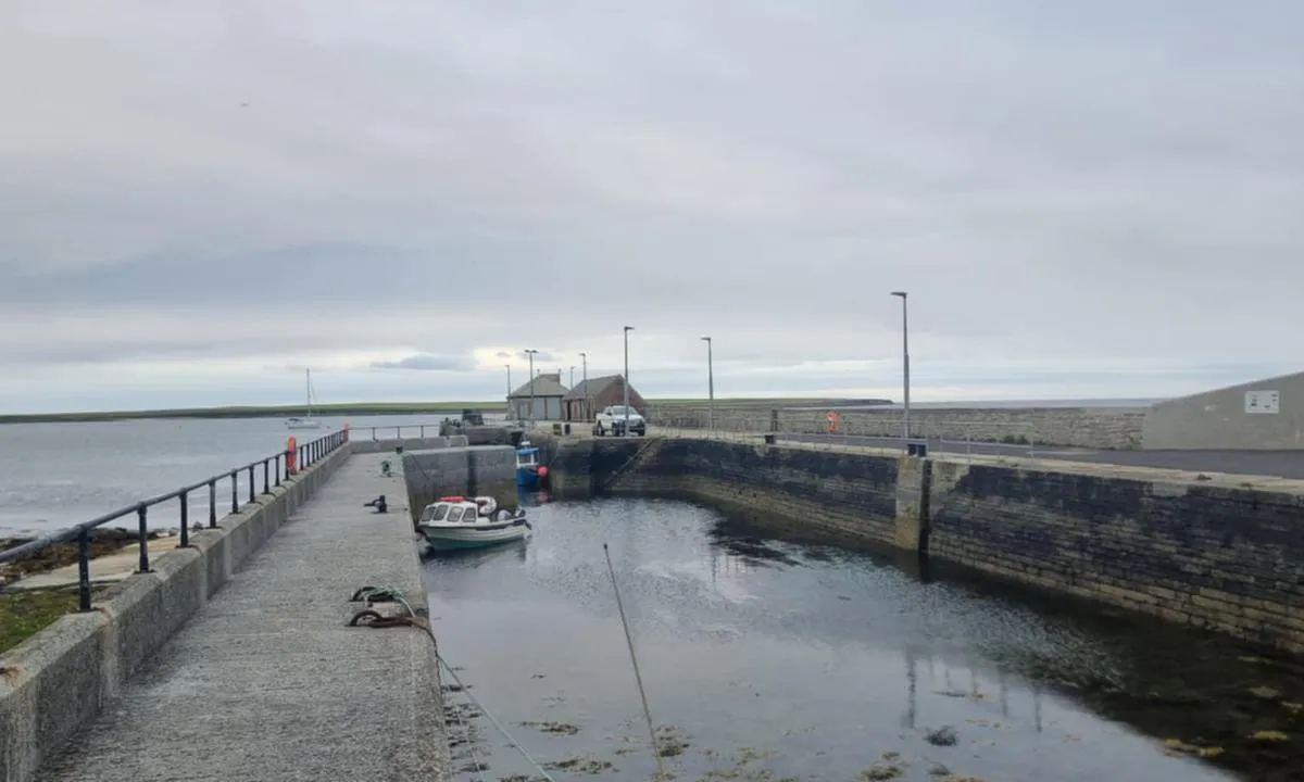 Kettletoft Pier: {"base": "no", "no": "Fin og godt beskyttet molo for \u00e5 legge til med jolle", "se": "Fin och v\u00e4l skyddad pir f\u00f6r att l\u00e4gga till med jolle", "en": "Fine and well-protected pier for docking with a tender.", "da": "Fin og godt beskyttet mole til at l\u00e6gge til med jolle", "fr": "Bonne jet\u00e9e bien prot\u00e9g\u00e9e pour accoster avec un canot", "de": "Sch\u00f6ner und gut gesch\u00fctzter Wellenbrecher zum Anlegen mit dem Beiboot", "es": "Molde fino y bien protegido para atracar con bote", "it": "Bella e ben protetta diga per attraccare con il gommone", "pt": "Belo e bem protegido molhe para atracar com bote", "nl": "Fijne en goed beschutte pier om aan te leggen met een bijboot", "pl": "\u0141adny i dobrze chroniony falochron do cumowania pontonu", "uk": "\u0427\u0443\u0434\u043e\u0432\u0438\u0439 \u0442\u0430 \u0434\u043e\u0431\u0440\u0435 \u0437\u0430\u0445\u0438\u0449\u0435\u043d\u0438\u0439 \u043c\u043e\u043b \u0434\u043b\u044f \u043f\u0440\u0438\u0448\u0432\u0430\u0440\u0442\u0443\u0432\u0430\u043d\u043d\u044f \u043d\u0430 \u0448\u043b\u044e\u043f\u0446\u0456", "ro": "Dig frumos \u0219i bine protejat pentru a acosta cu barca auxiliar\u0103", "tr": "G\u00fczel ve iyi korunakl\u0131 jolle ile yana\u015fabilece\u011finiz dalgak\u0131ran", "el": "\u038c\u03bc\u03bf\u03c1\u03c6\u03bf\u03c2 \u03ba\u03b1\u03b9 \u03ba\u03b1\u03bb\u03ac \u03c0\u03c1\u03bf\u03c3\u03c4\u03b1\u03c4\u03b5\u03c5\u03bc\u03ad\u03bd\u03bf\u03c2 \u03ba\u03c5\u03bc\u03b1\u03c4\u03bf\u03b8\u03c1\u03b1\u03cd\u03c3\u03c4\u03b7\u03c2 \u03b3\u03b9\u03b1 \u03c0\u03c1\u03cc\u03c3\u03b4\u03b5\u03c3\u03b7 \u03bc\u03b5 \u03b2\u03ac\u03c1\u03ba\u03b1", "cs": "P\u011bkn\u00e9 a dob\u0159e chr\u00e1n\u011bn\u00e9 molo pro p\u0159ist\u00e1n\u00ed s \u010dlunem", "hu": "Sz\u00e9p \u00e9s j\u00f3l v\u00e9dett hull\u00e1mt\u00f6r\u0151 g\u00e1t a joll\u00e9val t\u00f6rt\u00e9n\u0151 kik\u00f6t\u00e9shez", "fi": "Hieno ja hyvin suojattu aallonmurtaja, johon voi kiinnitty\u00e4 jollalla", "bg": "\u0425\u0443\u0431\u0430\u0432 \u0438 \u0434\u043e\u0431\u0440\u0435 \u0437\u0430\u0449\u0438\u0442\u0435\u043d \u0432\u044a\u043b\u043d\u043e\u043b\u043e\u043c \u0437\u0430 \u043f\u0440\u0438\u0441\u0442\u0430\u0432\u0430\u043d\u0435 \u0441 \u043b\u043e\u0434\u043a\u0430", "sr": "\u041b\u0435\u043f \u0438 \u0434\u043e\u0431\u0440\u043e \u0437\u0430\u0448\u0442\u0438\u045b\u0435\u043d \u043c\u043e\u043b \u0437\u0430 \u043f\u0440\u0438\u0441\u0442\u0430\u0458\u0430\u045a\u0435 \u0441\u0430 \u0447\u0430\u043c\u0446\u0435\u043c", "et": "Hea ja h\u00e4sti kaitstud muul v\u00e4ikelaevaga randumiseks", "lv": "Labi aizsarg\u0101ts mols, lai piebrauktu ar laivu", "lt": "Gra\u017eus ir gerai apsaugotas molas \u0161vartavimuisi su pontonu"}