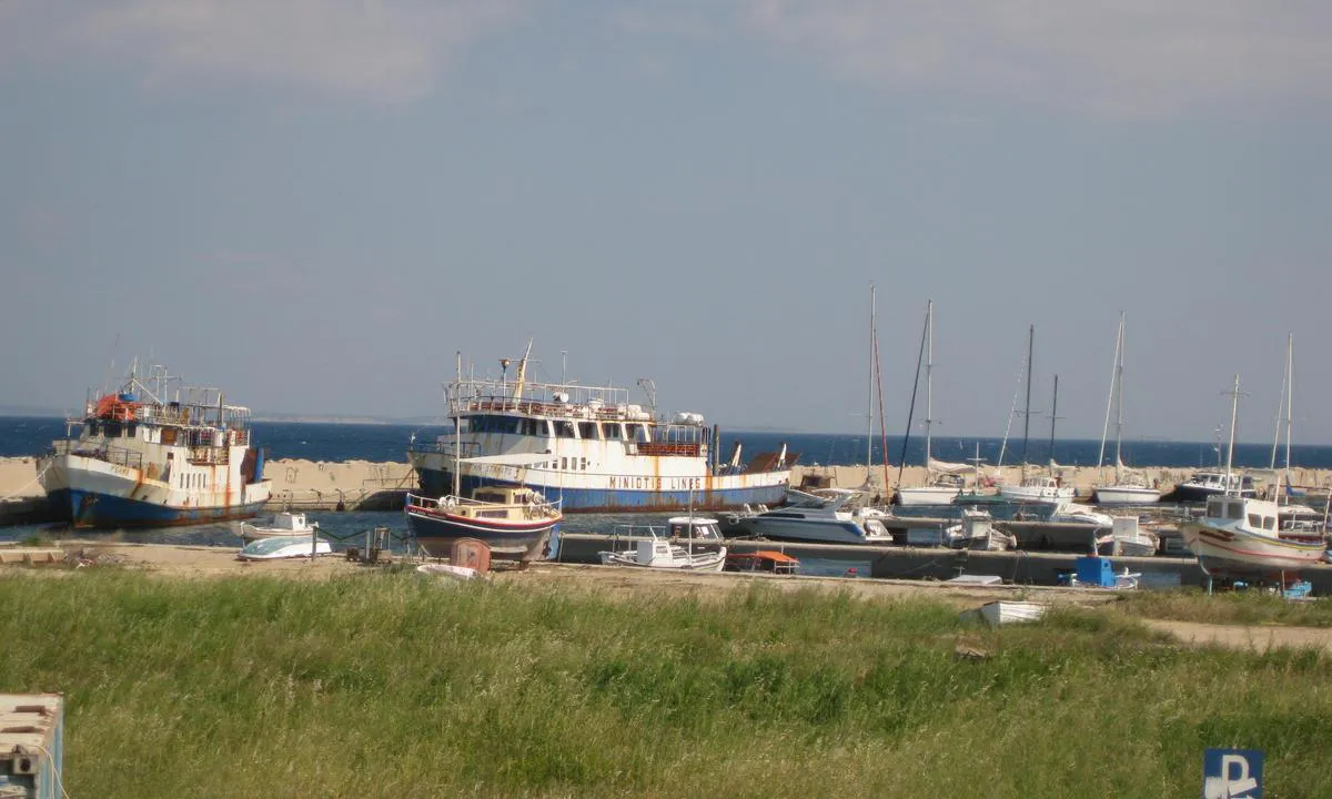 {"base": "no", "no": "Innseilingen til Khios Marina var helt spesiell og ikke mye \u00e5 flyte p\u00e5- kart er helt n\u00f8dvendig.", "se": "Inseglingen till Chios Marina var verkligen speciell och inte mycket att flyta p\u00e5 - karta \u00e4r helt n\u00f6dv\u00e4ndig.", "en": "The approach to Chios Marina was quite unique and not something to just float through - charts are absolutely necessary.", "da": "Indsejlingen til Khios Marina var helt speciel og ikke meget at flyde p\u00e5 - kort er helt n\u00f8dvendigt."}