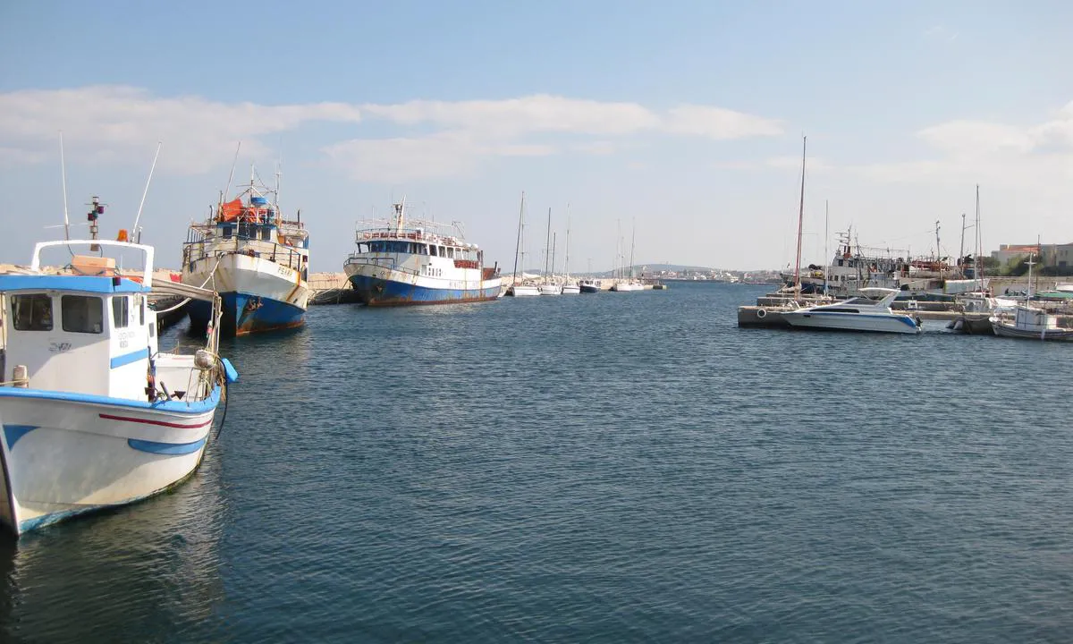 {"base": "no", "no": "Vi kan skimte Khios by i det fjerne. Byhavnen var ikke brukbar i mye vind og sj\u00f8.", "se": "Vi kan skymta Chios stad i fj\u00e4rran. Stads hamnen var inte anv\u00e4ndbar i mycket vind och sj\u00f6.", "en": "We can glimpse the city of Khios in the distance. The city harbor was not usable in strong winds and rough seas.", "da": "Vi kan skimte Khios by i det fjerne. Byhavnen var ikke brugbar i meget vind og s\u00f8."}