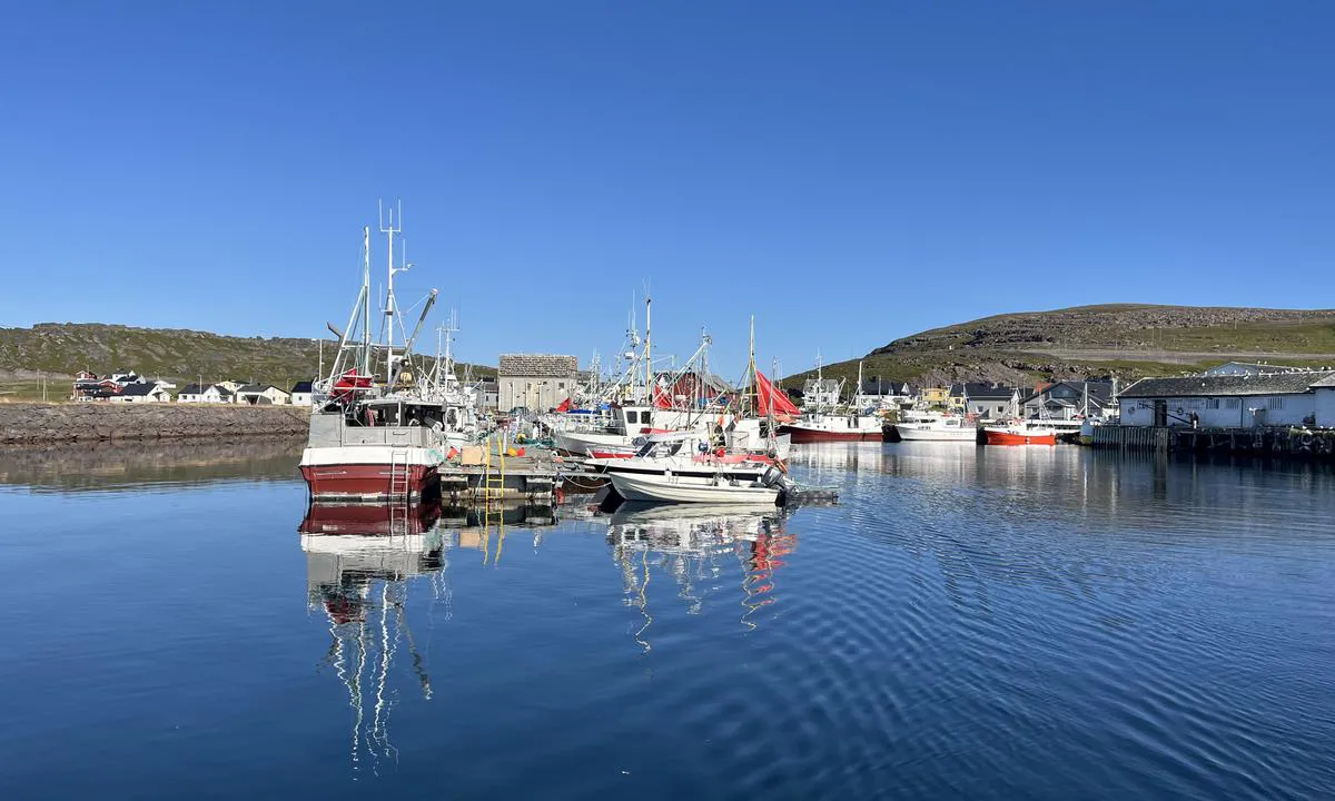 Kiberg: {"base": "no", "no": "Kaia sett fra innseilingen p\u00e5 babord", "se": "Kajen sedd fr\u00e5n inseglingen p\u00e5 babord", "en": "The quay seen from the approach on port side", "da": "Kajen set fra indsejlingen p\u00e5 bagbord", "fr": "Quai vu de l'approche \u00e0 b\u00e2bord", "de": "Die Kai vom Einlaufen an Backbord gesehen", "es": "El muelle visto desde la entrada a babor", "it": "Il molo visto dall'entrata a sinistra", "pt": "O cais visto da entrada a bombordo", "nl": "De kade gezien vanaf de ingang aan bakboord", "pl": "Nabrze\u017ce widziane z wej\u015bcia portowego po lewej burcie", "uk": "\u041f\u0456\u0440\u0441, \u0432\u0438\u0434 \u0456\u0437 \u0432\u0445\u043e\u0434\u0443 \u0437 \u043b\u0456\u0432\u043e\u0433\u043e \u0431\u043e\u0440\u0442\u0443", "ro": "Cheiul v\u0103zut din naviga\u021bia de intrare pe babord", "tr": "\u0130skele, iskeleden i\u00e7eri girdi\u011finizde iskelenin sol taraf\u0131", "el": "\u0397 \u03b1\u03c0\u03bf\u03b2\u03ac\u03b8\u03c1\u03b1 \u03cc\u03c0\u03c9\u03c2 \u03c6\u03b1\u03af\u03bd\u03b5\u03c4\u03b1\u03b9 \u03b1\u03c0\u03cc \u03c4\u03b7\u03bd \u03b5\u03af\u03c3\u03bf\u03b4\u03bf \u03c0\u03c1\u03bf\u03c2 \u03b1\u03c1\u03b9\u03c3\u03c4\u03b5\u03c1\u03ac", "cs": "Molo vid\u011bn\u00e1 z vjezdu na levobok", "hu": "A kik\u00f6t\u0151 bal oldalr\u00f3l az \u00e9rkez\u00e9sn\u00e9l", "fi": "Laituri n\u00e4htyn\u00e4 sis\u00e4\u00e4najosta vasemmalta", "bg": "\u041a\u0435\u044f\u0442, \u043f\u043e\u0433\u043b\u0435\u0434\u043d\u0430\u0442 \u043e\u0442 \u043d\u0430\u0432\u043b\u0438\u0437\u0430\u043d\u0435\u0442\u043e \u043f\u043e \u043b\u0435\u0432\u0438\u044f \u0431\u043e\u0440\u0434", "sr": "\u041a\u0435\u0458 \u0432\u0438\u0452\u0435\u043d \u0441\u0430 \u0443\u043b\u0430\u0437\u0430 \u0441\u0430 \u043b\u0435\u0432\u0435 \u0441\u0442\u0440\u0430\u043d\u0435", "et": "Kail vaadatuna sissep\u00e4\u00e4sult vasakule", "lv": "Piest\u0101tne redzama no piest\u0101\u0161an\u0101s uz kreiso burtu", "lt": "Prieplauka matoma i\u0161 \u012fplaukimo i\u0161 kair\u0117s"}