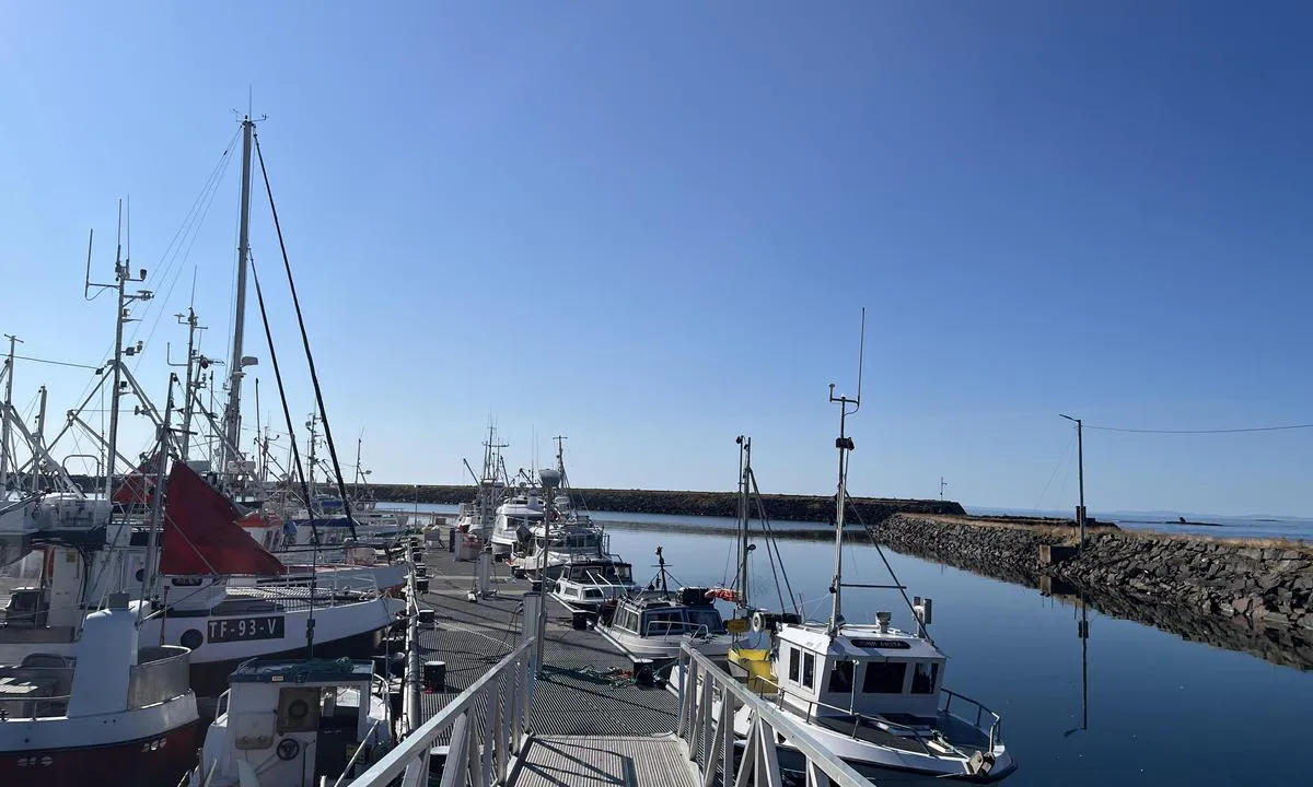 Kiberg: {"base": "no", "no": "Kaia sett fra nord og innseilingen", "se": "Bryggan sedd fr\u00e5n norr och inseglingen", "en": "The quay seen from the north and the approach", "da": "Kajen set fra nord og indsejlingen", "fr": "Le quai vu du nord et l'entr\u00e9e du port", "de": "Der Kai gesehen von Norden und die Einfahrt", "es": "El muelle visto desde el norte y la entrada", "it": "Il molo visto da nord e l'ingresso", "pt": "O cais visto do norte e a entrada", "nl": "De kade gezien vanuit het noorden en de binnenvaart", "pl": "Nabrze\u017ce widziane od p\u00f3\u0142nocy i wej\u015bcie do portu", "uk": "\u041f\u0440\u0438\u0447\u0430\u043b \u0432\u0438\u0434\u043d\u043e \u0437 \u043f\u0456\u0432\u043d\u043e\u0447\u0456 \u0442\u0430 \u043f\u0456\u0434\u0445\u0456\u0434 \u0434\u043e \u043d\u044c\u043e\u0433\u043e", "ro": "Cheiul v\u0103zut din nord \u0219i intrarea \u00een port", "tr": "\u0130skele kuzeyden ve giri\u015f yolundan g\u00f6r\u00fcld\u00fc", "el": "\u0397 \u03b1\u03c0\u03bf\u03b2\u03ac\u03b8\u03c1\u03b1 \u03cc\u03c0\u03c9\u03c2 \u03c6\u03b1\u03af\u03bd\u03b5\u03c4\u03b1\u03b9 \u03b1\u03c0\u03cc \u03c4\u03bf\u03bd \u03b2\u03bf\u03c1\u03c1\u03ac \u03ba\u03b1\u03b9 \u03c4\u03b7\u03bd \u03b5\u03af\u03c3\u03bf\u03b4\u03bf", "cs": "P\u0159\u00edstavi\u0161t\u011b vid\u011bn\u00e9 ze severu a p\u0159\u00edjezdov\u00e1 cesta", "hu": "A m\u00f3l\u00f3 \u00e9szak fel\u0151l n\u00e9zve \u00e9s a behaj\u00f3z\u00e1s", "fi": "Laituri pohjoisesta katsottuna ja sis\u00e4\u00e4najo", "bg": "\u041a\u0435\u044f\u0442, \u0433\u043b\u0435\u0434\u0430\u043d \u043e\u0442 \u0441\u0435\u0432\u0435\u0440 \u0438 \u043f\u043e\u0434\u0445\u043e\u0434\u044a\u0442 \u043a\u044a\u043c \u043f\u0440\u0438\u0441\u0442\u0430\u043d\u0438\u0449\u0435\u0442\u043e", "sr": "\u041f\u0440\u0438\u0441\u0442\u0430\u043d\u0438\u0448\u0442\u0435 \u0432\u0438\u0452\u0435\u043d\u043e \u0441\u0430 \u0441\u0435\u0432\u0435\u0440\u0430 \u0438 \u0443\u043b\u0430\u0437\u0430\u043a", "et": "Kai l\u00e4\u00e4ne poolt ja sisses\u00f5it", "lv": "No zieme\u013ciem skats uz promen\u0101di un ien\u0101k\u0161anas ce\u013c\u0161", "lt": "Prieplauka matoma i\u0161 \u0161iaur\u0117s ir \u012fplaukimas"}