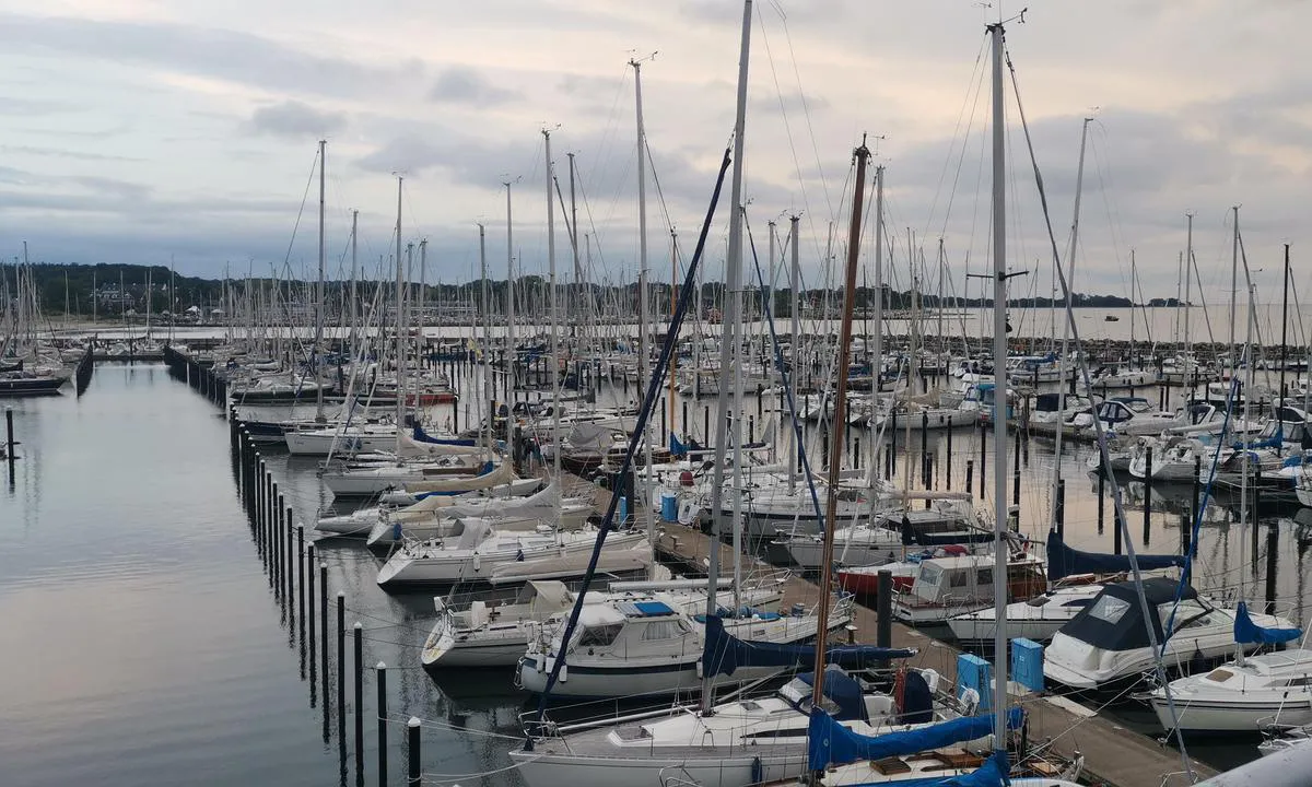 {"base": "de", "no": "Olympiahavn (en del av den)", "se": "Olympiahamnen (en del av den)", "en": "Olympic Harbor (a part of it)", "da": "Olympiahavn (en del af den)", "fr": "Port Olympique (une partie de celui-ci)", "de": "Olympiahafen (a part of it)", "es": "Puerto Ol\u00edmpico (una parte de \u00e9l)", "it": "Porto Olimpico (una parte di esso)", "pt": "Porto Ol\u00edmpico (uma parte dele)", "nl": "Olympiahaven (een deel ervan)", "pl": "Port Olympijski (jego cz\u0119\u015b\u0107)", "uk": "\u041e\u043b\u0456\u043c\u043f\u0456\u0439\u0441\u044c\u043a\u0430 \u0433\u0430\u0432\u0430\u043d\u044c (\u0447\u0430\u0441\u0442\u0438\u043d\u0430 \u0457\u0457)", "ro": "Portul Olimpic (o parte a acestuia)", "tr": "Olimpiyat Liman\u0131 (bir k\u0131sm\u0131)", "el": "\u039f\u03bb\u03c5\u03bc\u03c0\u03b9\u03b1\u03ba\u03cc \u039b\u03b9\u03bc\u03ac\u03bd\u03b9 (\u03ad\u03bd\u03b1 \u03bc\u03ad\u03c1\u03bf\u03c2 \u03c4\u03bf\u03c5)", "cs": "Olympijsk\u00fd p\u0159\u00edstav (\u010d\u00e1st n\u011bj)", "hu": "Olimpiai-kik\u00f6t\u0151 (egy r\u00e9sze)", "fi": "Olympiasatama (osa siit\u00e4)", "bg": "\u041e\u043b\u0438\u043c\u043f\u0438\u0439\u0441\u043a\u043e \u043f\u0440\u0438\u0441\u0442\u0430\u043d\u0438\u0449\u0435 (\u0447\u0430\u0441\u0442 \u043e\u0442 \u043d\u0435\u0433\u043e)", "sr": "\u041e\u043b\u0438\u043c\u043f\u0438\u0458\u0441\u043a\u0430 \u043b\u0443\u043a\u0430 (\u0458\u0435\u0434\u0430\u043d \u045a\u0435\u043d \u0434\u0435\u043e)", "et": "Ol\u00fcmpijasadam (osa sellest)", "lv": "Olimpisk\u0101 osta (t\u0101s da\u013ca)", "lt": "Olimpin\u0117 prieplauka (jos dalis)"}