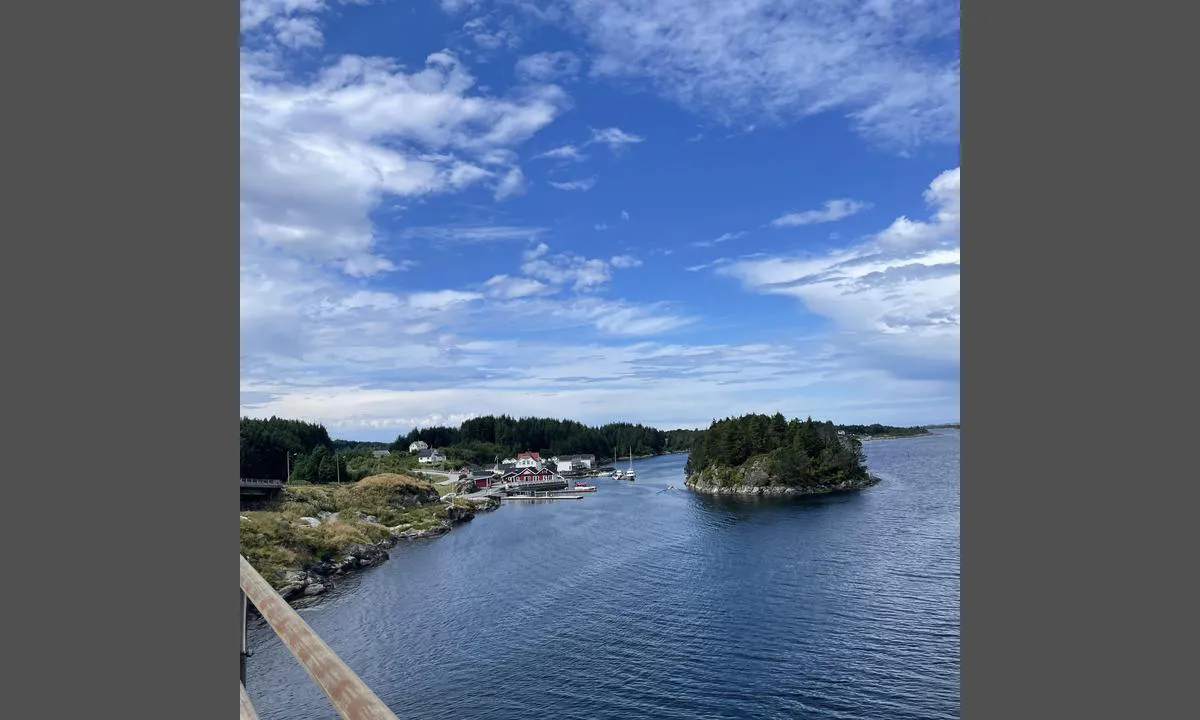 {"base": "no", "no": "Kilstraumen, sett fra broen.", "se": "Kilstraumen, sett fr\u00e5n bron.", "en": "Kilstraumen, seen from the bridge.", "da": "Kilstraumen, set fra broen."}