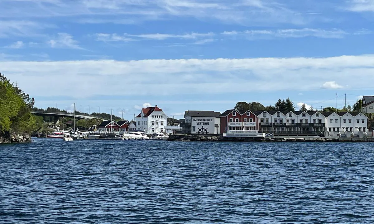 Kilstraumen: {"base": "no", "no": "Kielstraumen Gjestebrygge sett fra nordvest", "se": "Kielstraumen G\u00e4stbrygga sett fr\u00e5n nordv\u00e4st", "en": "Kielstraumen Guest Pier as seen from northwest", "da": "Kielstraumen G\u00e6stebro set fra nordvest"}