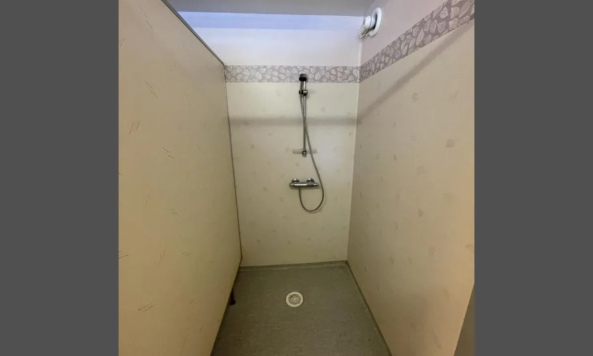 Kilstraumen: {"base": "no", "no": "Dusjrom", "se": "Duschrum", "en": "Shower room", "da": "Bruserum"}