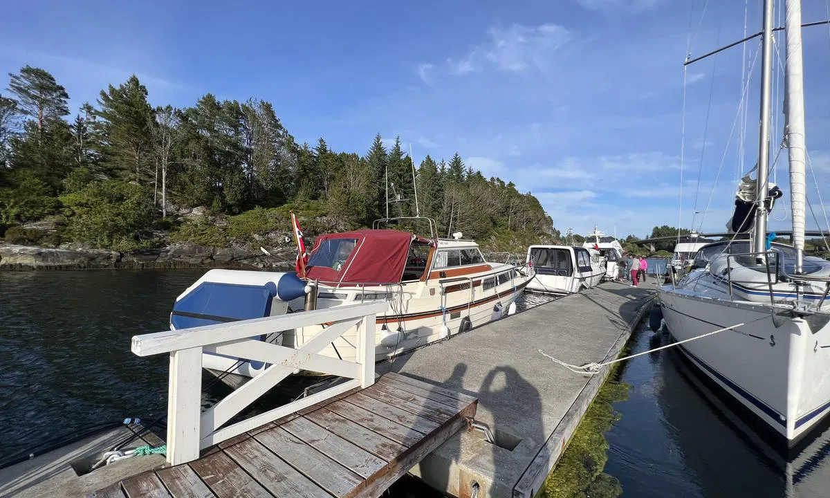 Kilstraumen: {"base": "no", "no": "Longside gjestebrygge", "se": "L\u00e5ngsides g\u00e4stbrygga", "en": "Alongside guest pier", "da": "Langsides g\u00e6stebro"}