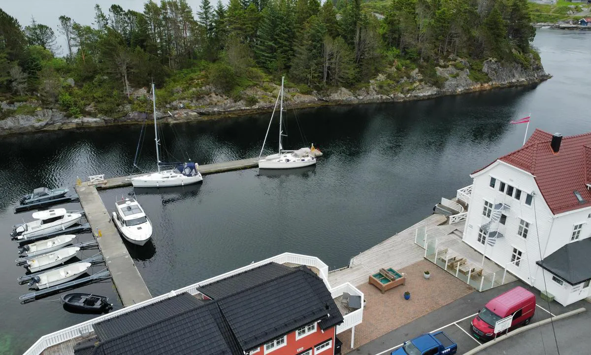 Kielstraumen: God plass og gode dybder langs hele flytebryggen.