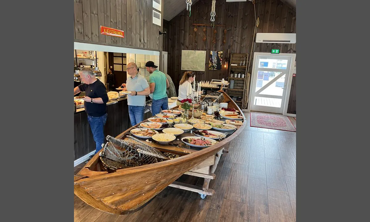 Kielstraumen: Buffet i Naustet