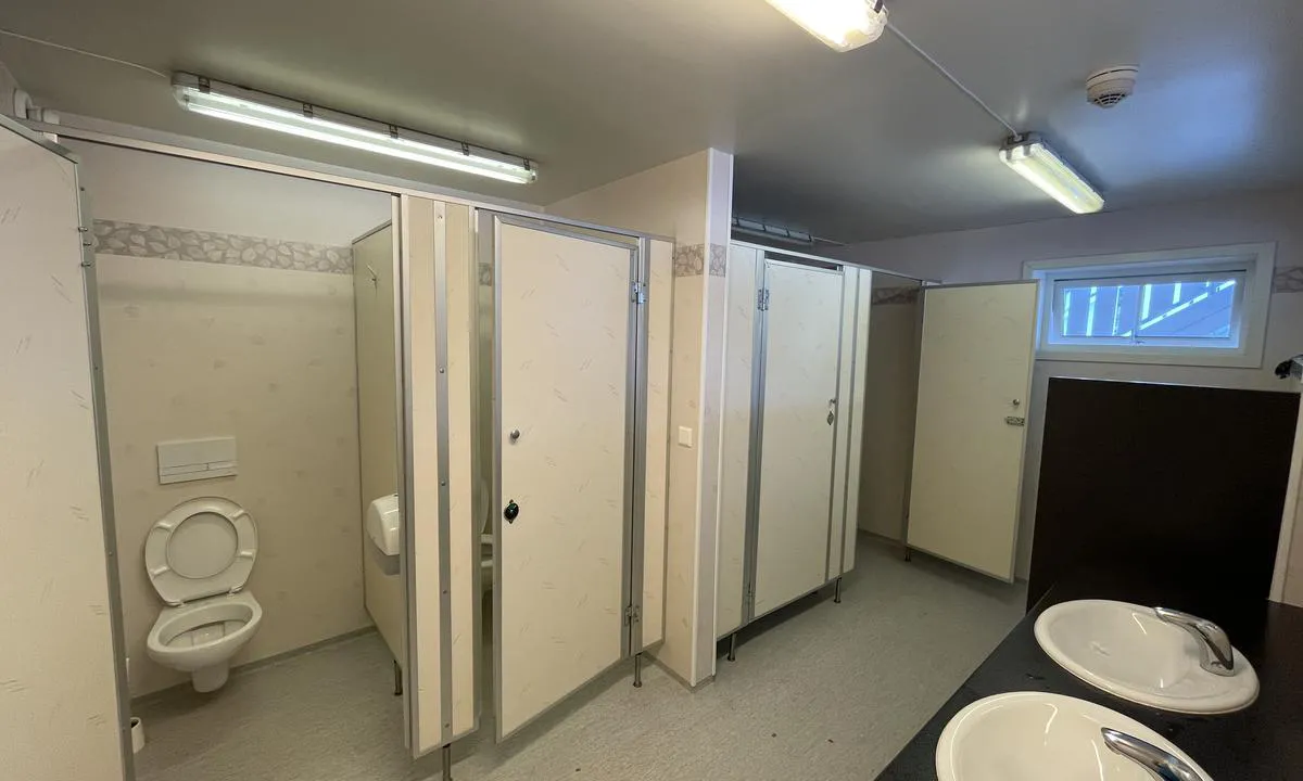 Kilstraumen: {"base": "no", "no": "Servicebygget med toalett og WC. Egen herre del (dette bilde) samt for damer. \r\nOgs\u00e5 eget stellerom", "se": "Servicebyggnaden med toalett och WC. Egen herrdel (denna bild) samt f\u00f6r damer. Ocks\u00e5 eget sk\u00f6trum.", "en": "The service building with toilet and WC. Separate men's section (this picture) as well as for women. Also a dedicated changing room.", "da": "Servicebygningen med toilet og WC. Egen herreafdeling (dette billede) samt for damer. Ogs\u00e5 eget baderum"}